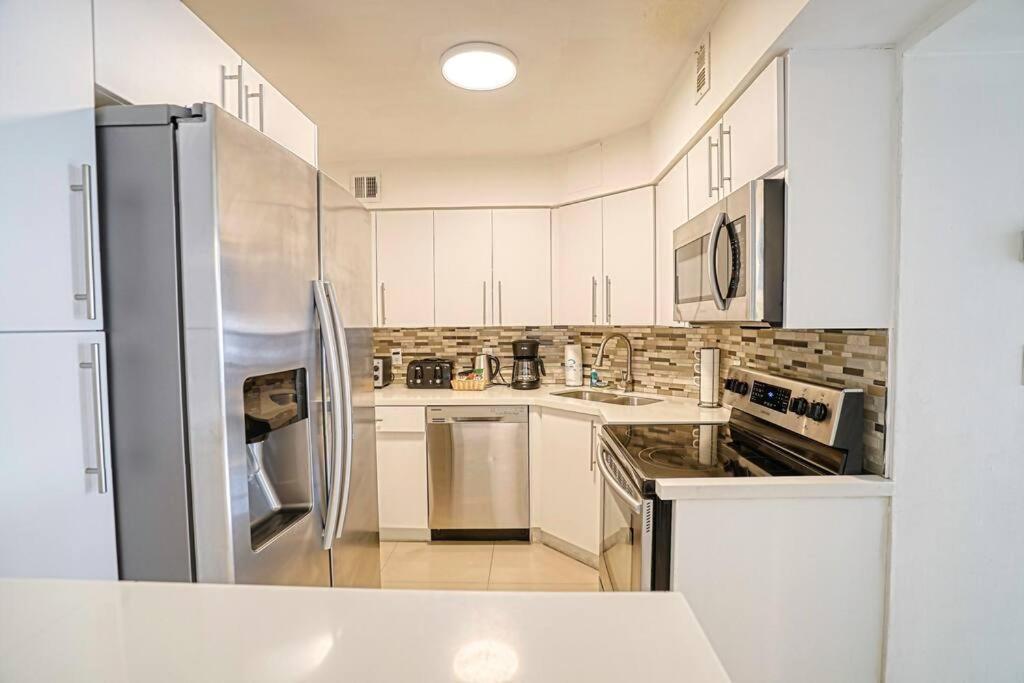 Sabrinas 2br Modern Beachfront *