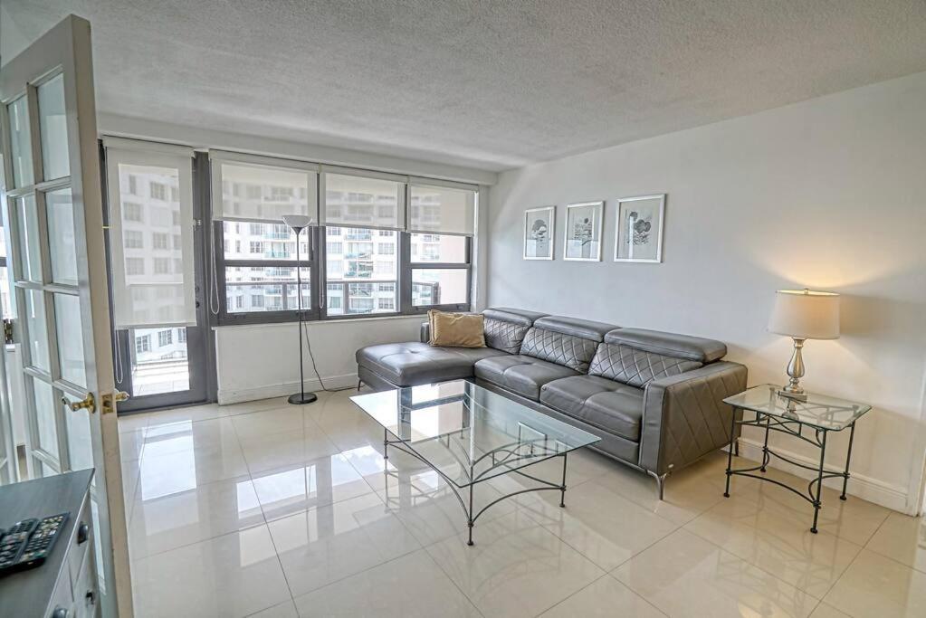 Sabrinas 2br Modern Beachfront Apartment *