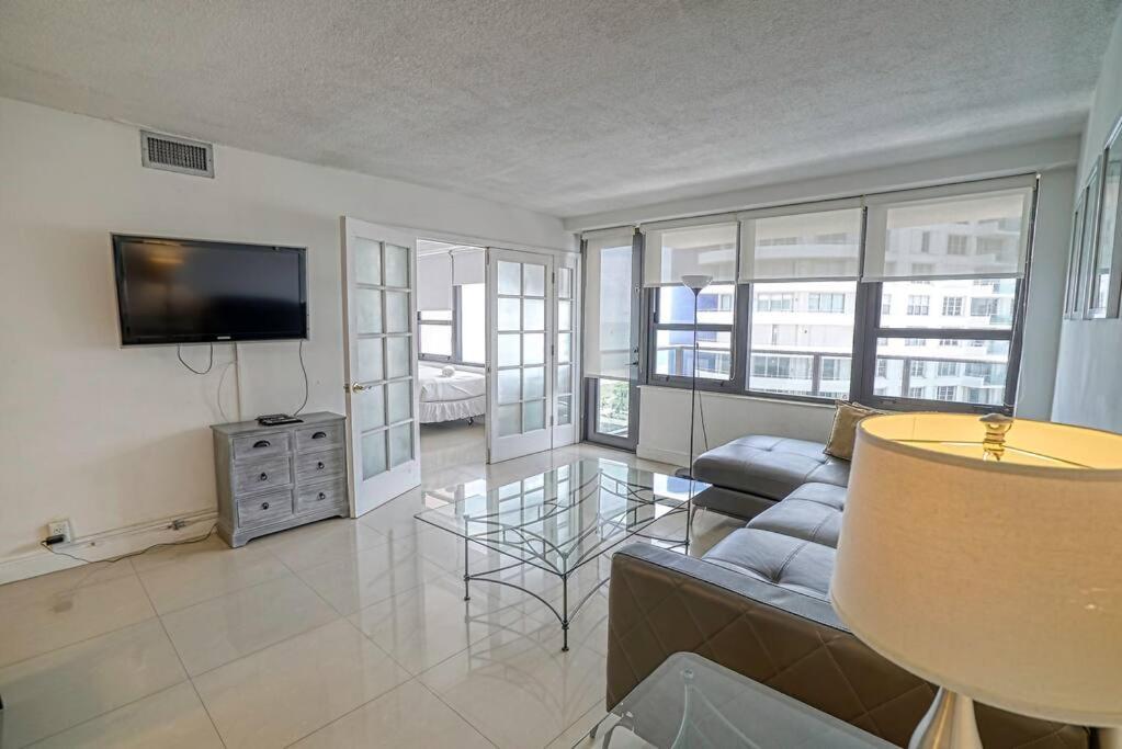 Sabrinas 2br Modern Beachfront Apartment *