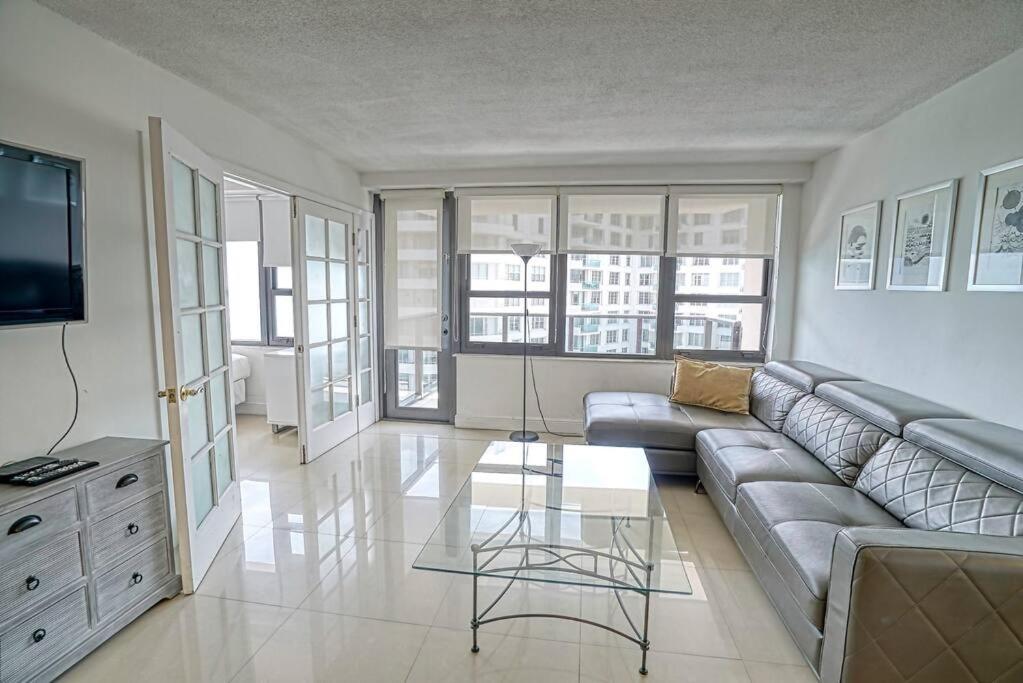 Sabrinas 2br Modern Beachfront Apartment