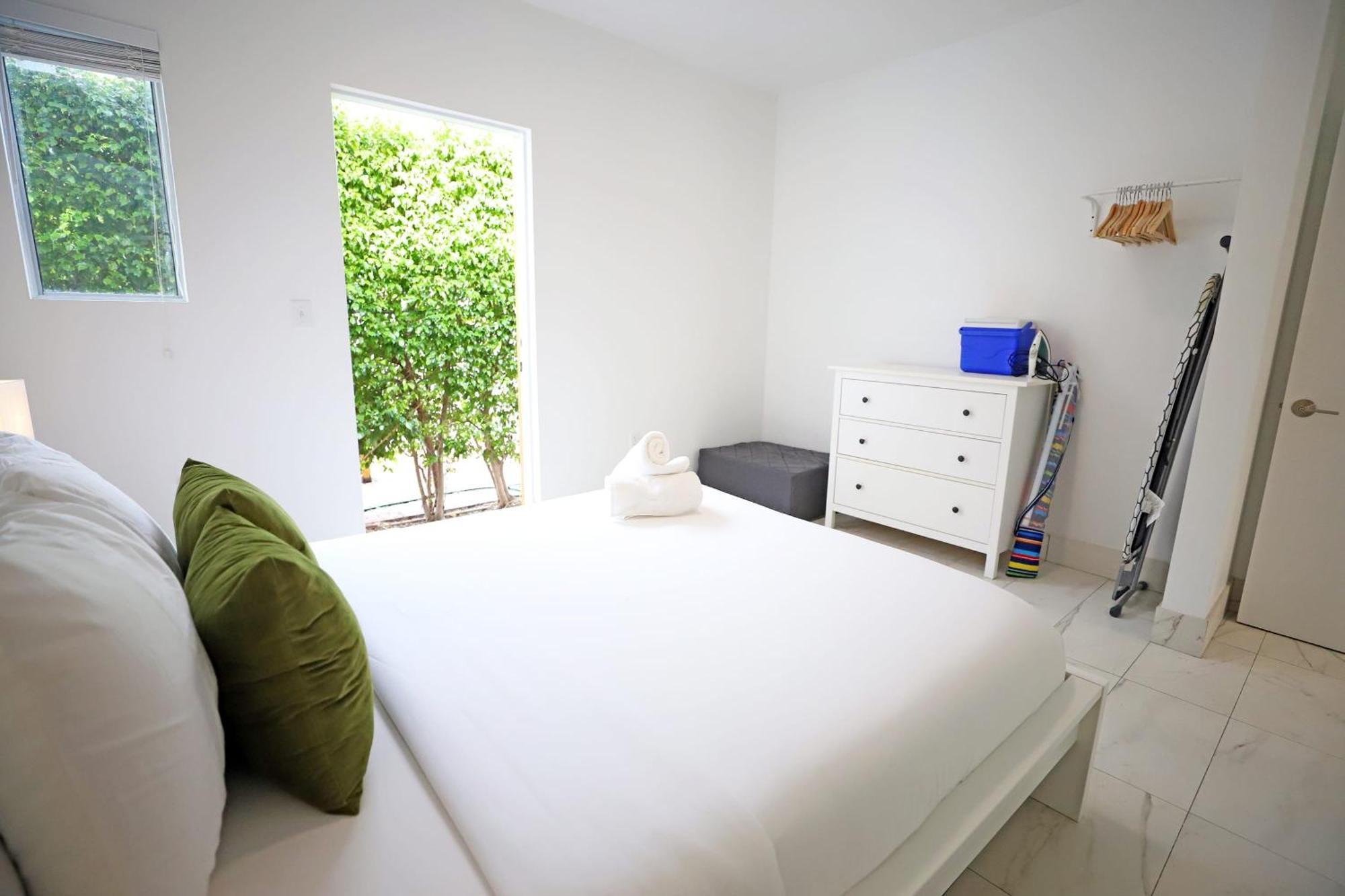 Family Pet Friendly 3 Minute Walk To Miami With Free Parking
