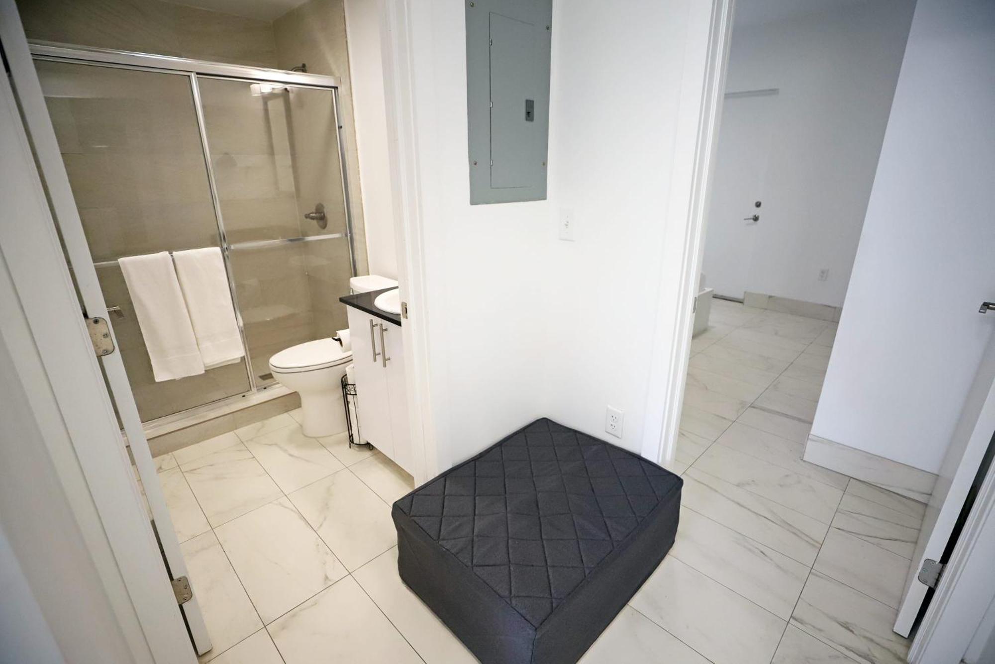 Family Pet Friendly 3 Minute Walk To Miami With Free Parking