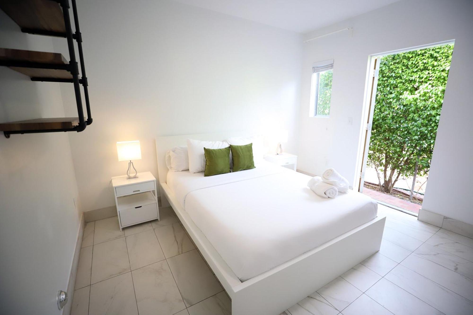 Apartment Family Pet Friendly 3 Minute Walk To Miami With Free Parking *