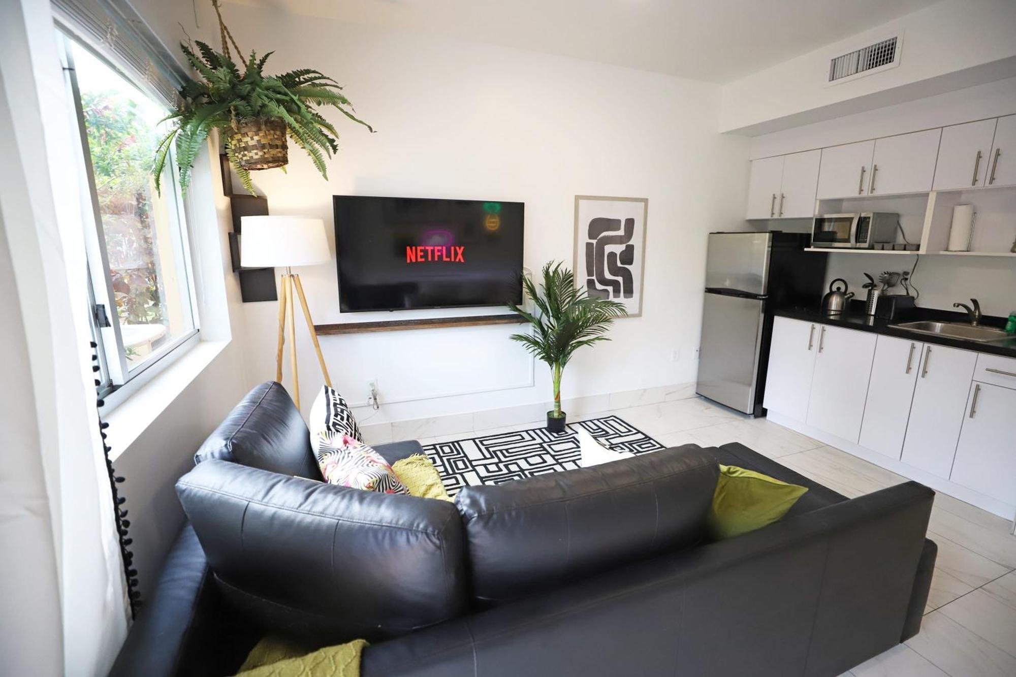Family Pet Friendly 3 Minute Walk To Miami With Free Parking * Miami Beach
