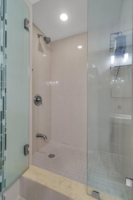 Serena Oceanfront 2 Bedrooms With Direct Oceanview And Parking Miami Beach