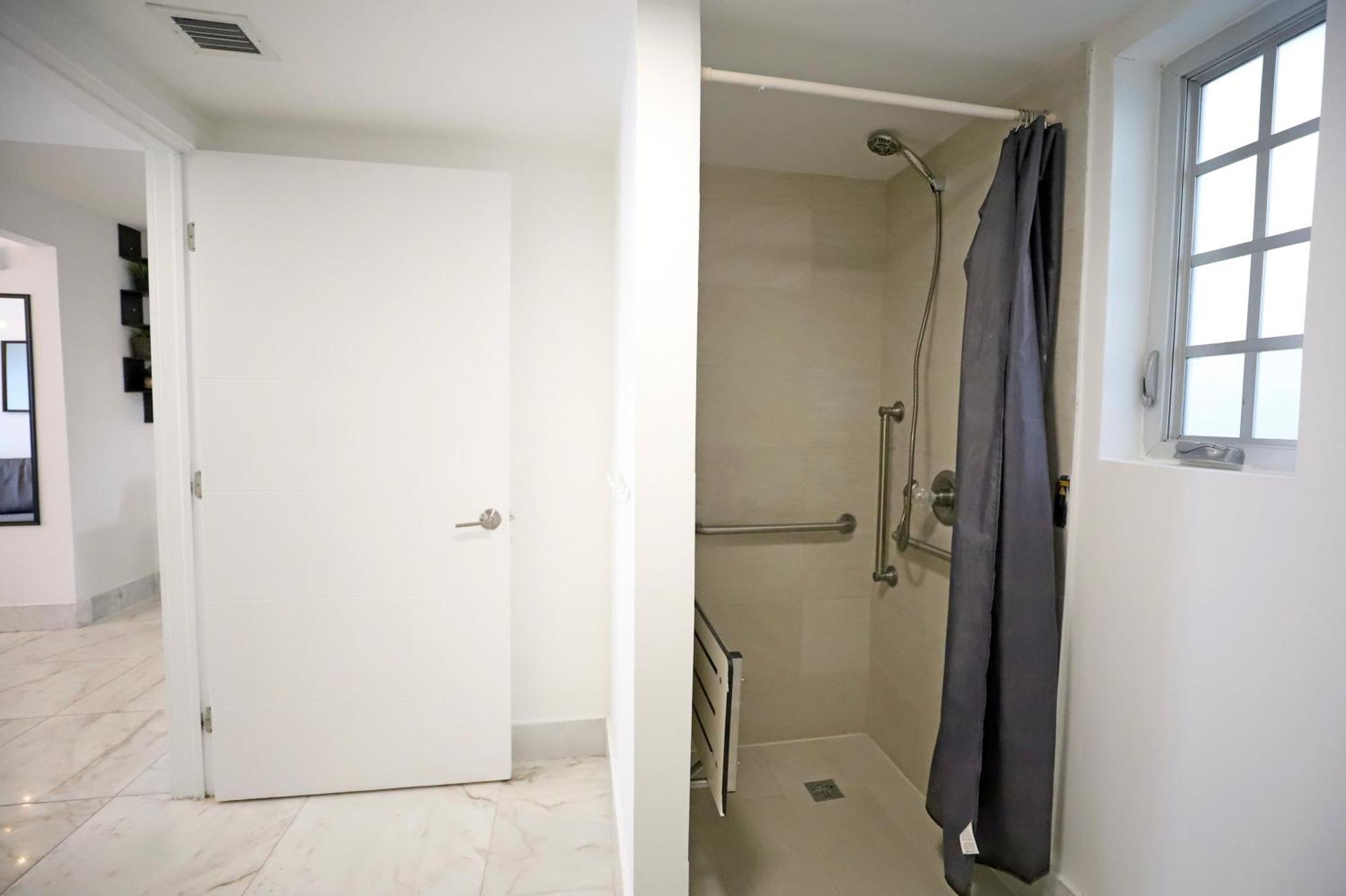 South 2 Bedroom Family Pet Friendly With Free Parking On Premise