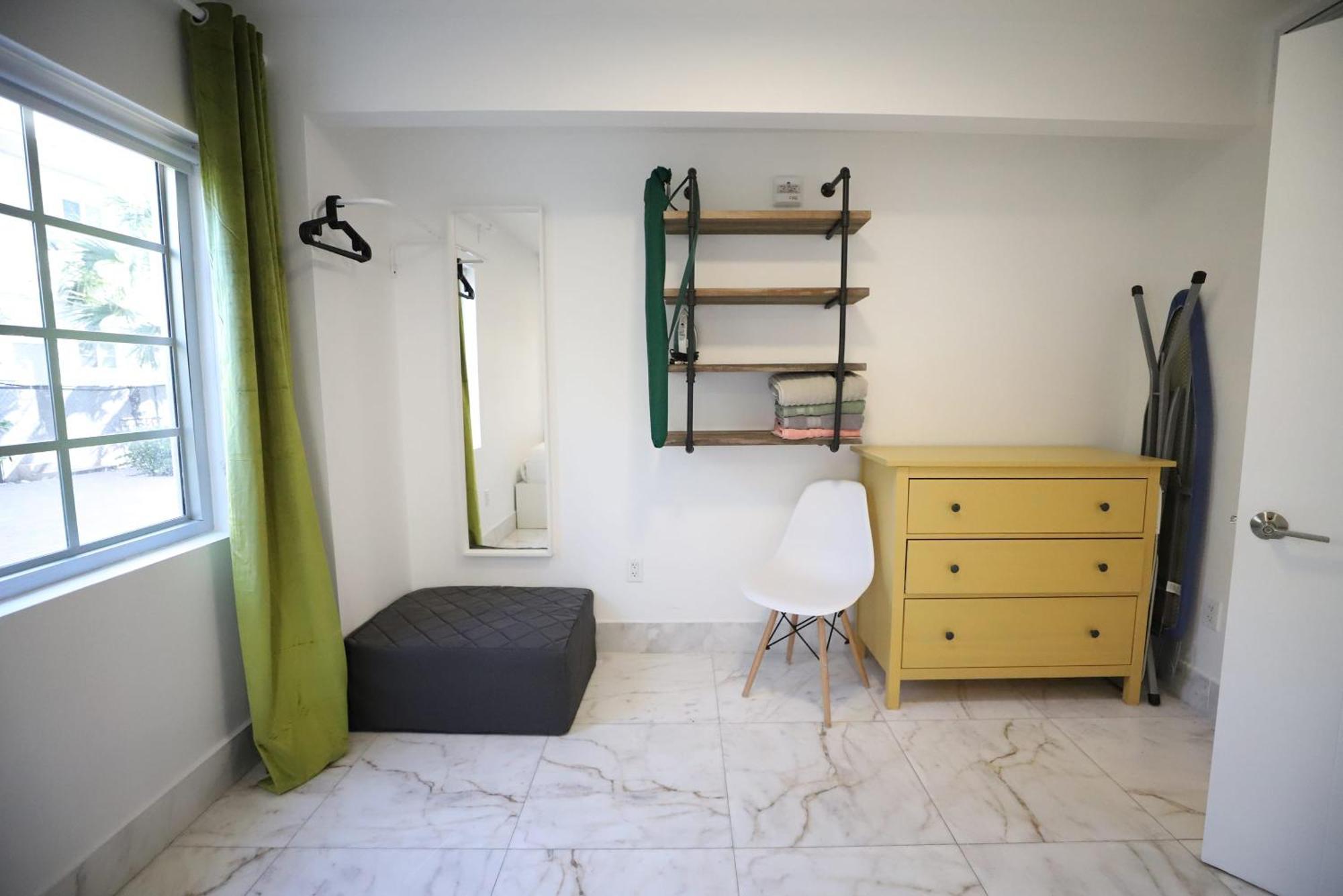 South 2 Bedroom Family Pet Friendly With Free Parking On Premise Apartment