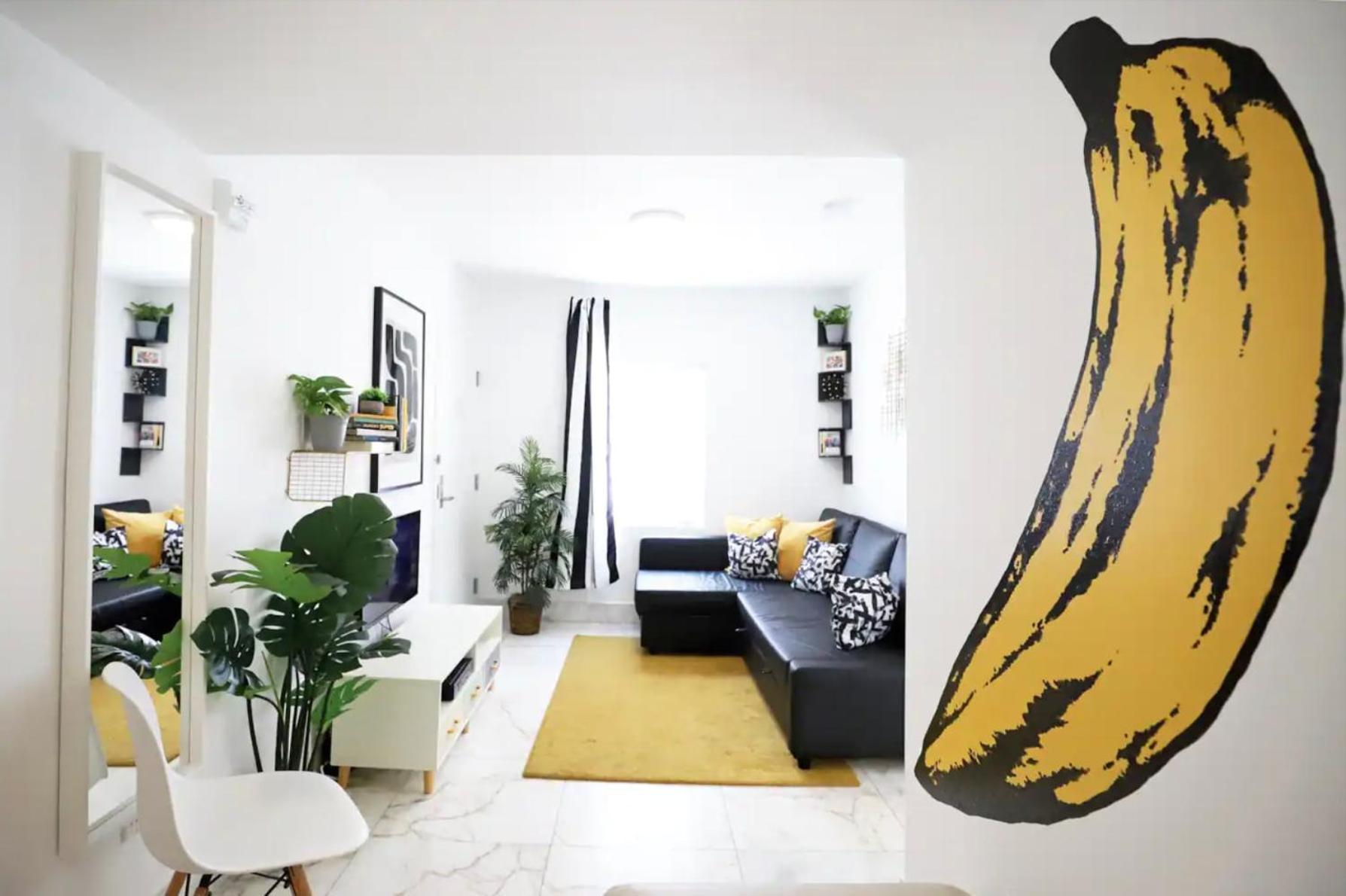 South 2 Bedroom Family & Pet Friendly With Balcony & Free Parking Apartment *