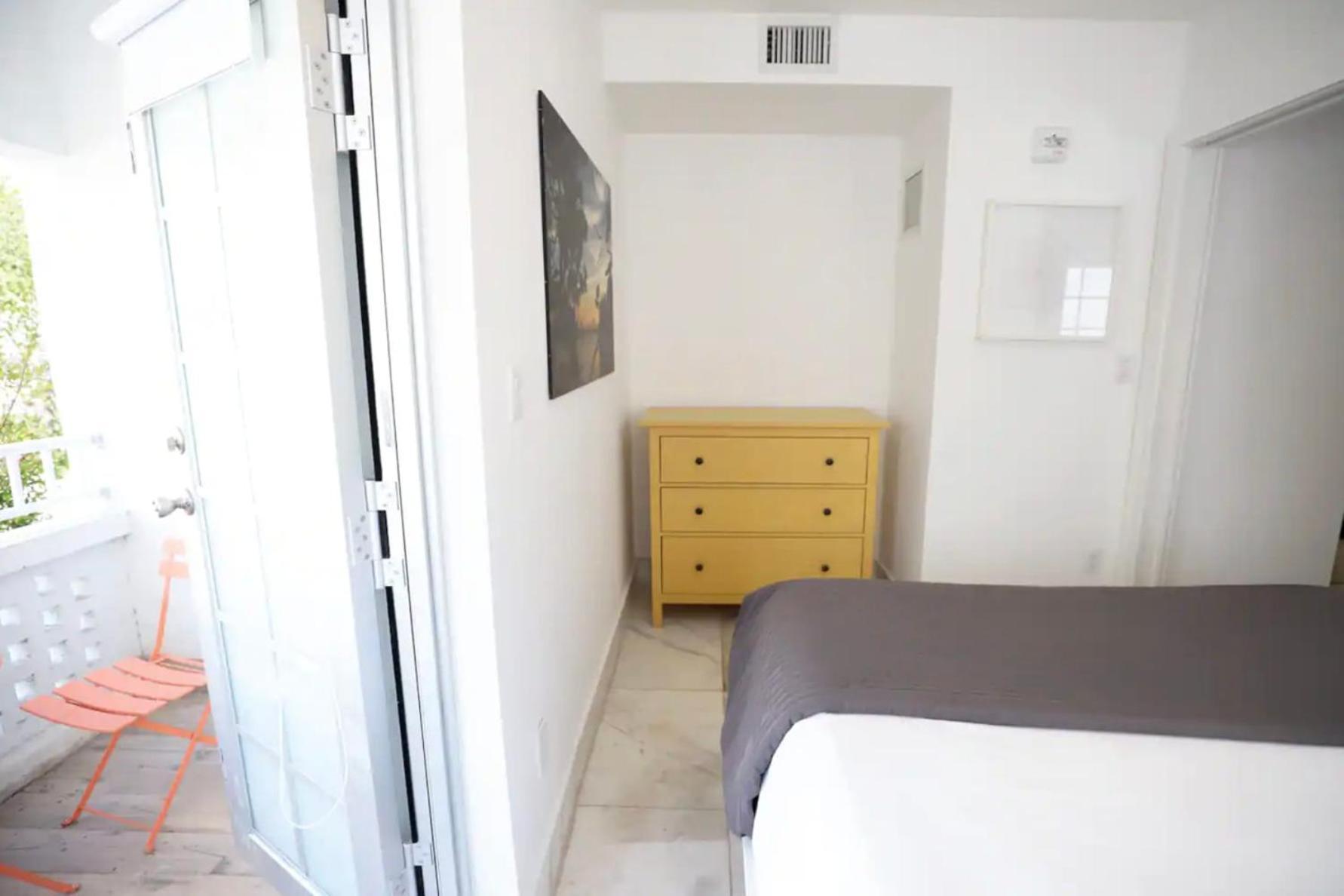 South 2 Bedroom Family & Pet Friendly With Balcony & Free Parking Apartment *