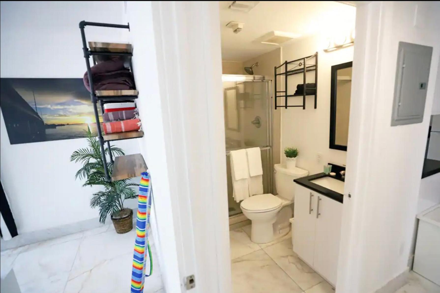 South 2 Bedroom Family & Pet Friendly With Balcony & Free Parking Apartment *