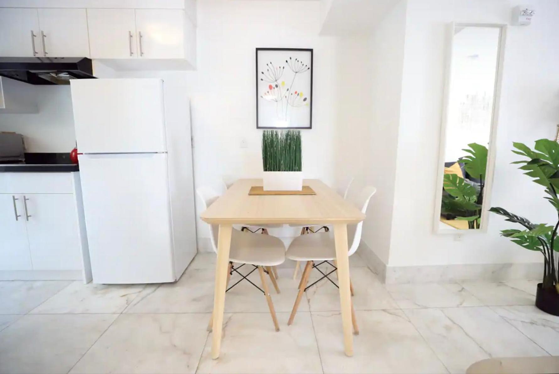 South 2 Bedroom Family & Pet Friendly With Balcony & Free Parking *