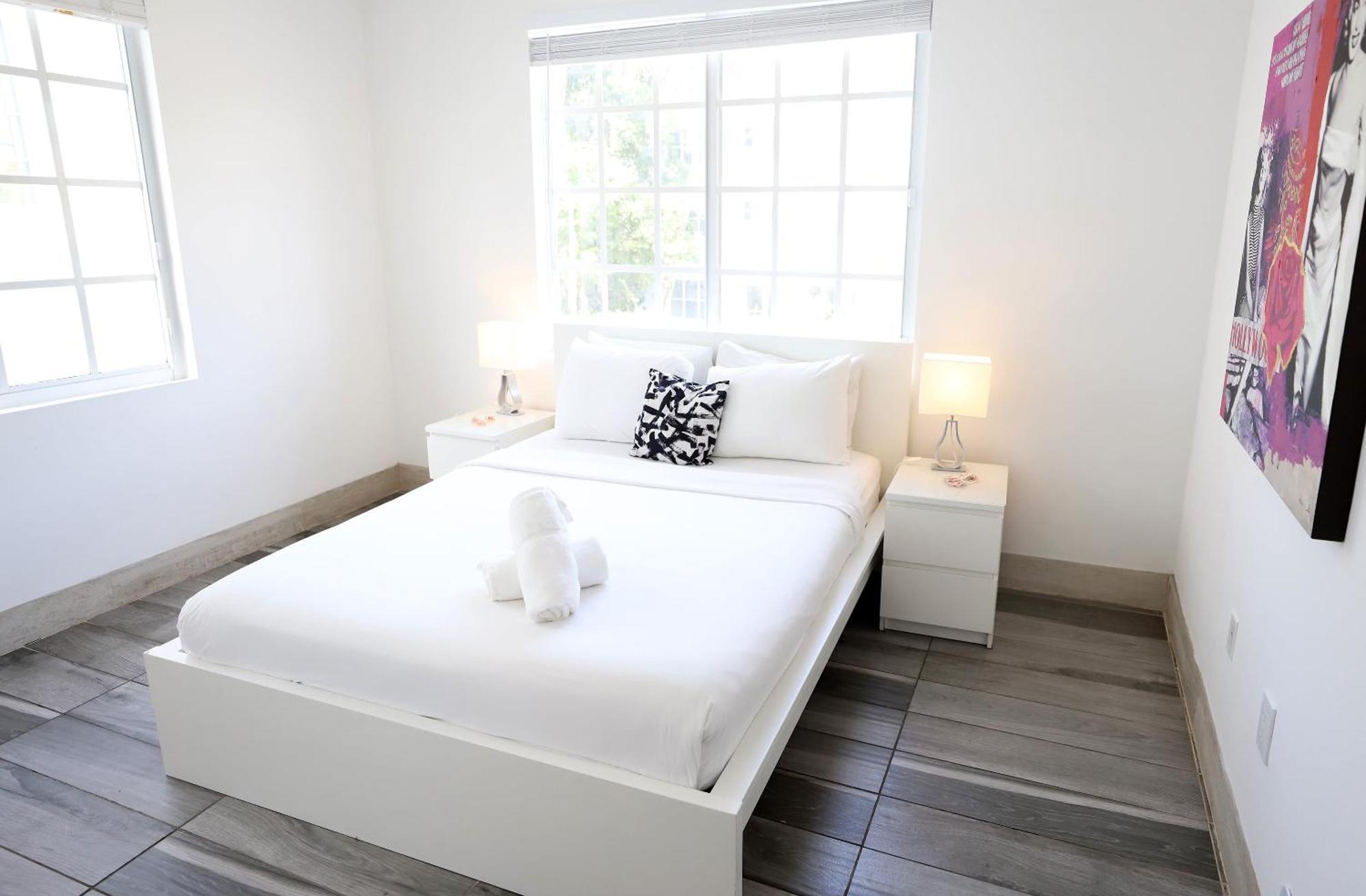 South 2 Bedroom 2 Bathroom Steps To Ocean Drive * Miami Beach