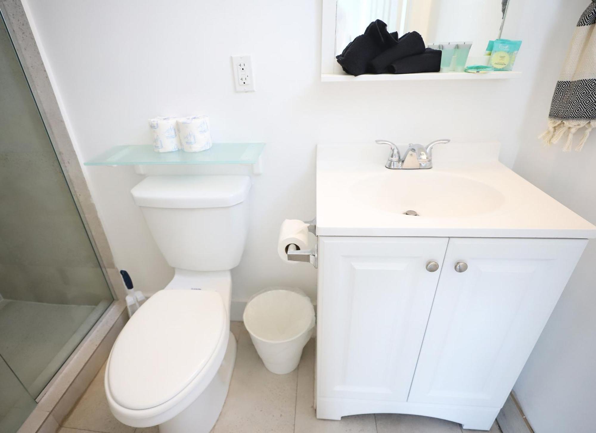 South 2 Bedroom 2 Bathroom Steps To Ocean Drive Apartment *