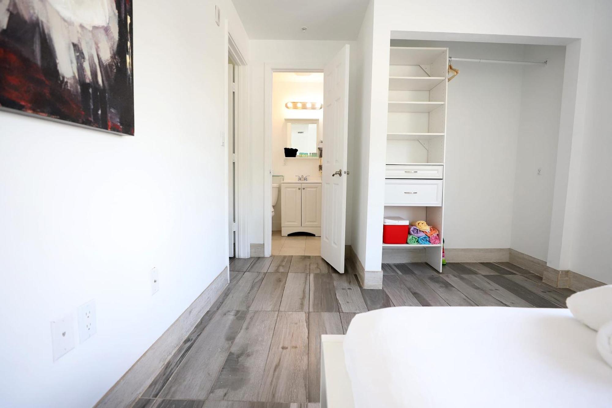 South 2 Bedroom 2 Bathroom Steps To Ocean Drive *