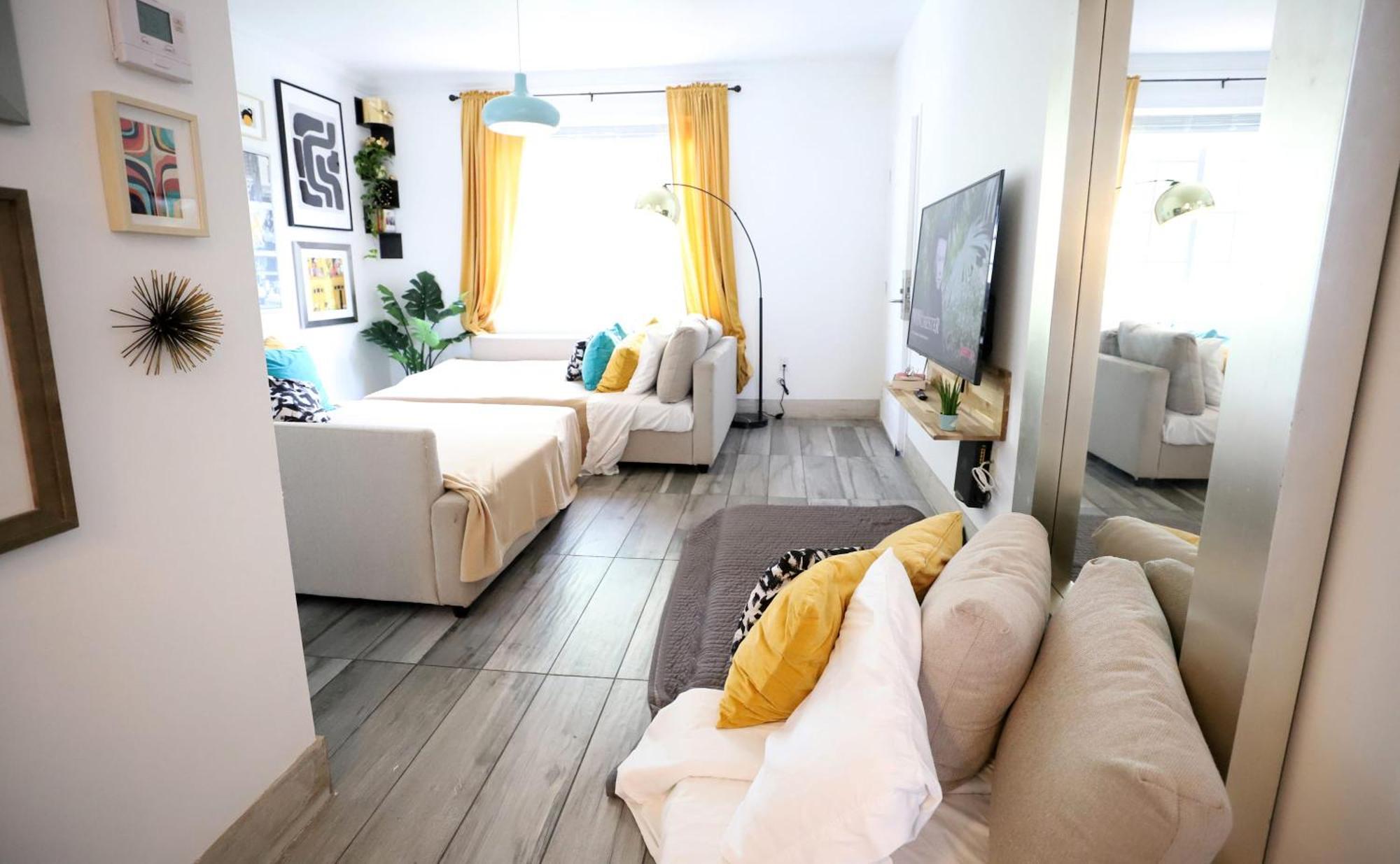 South 2 Bedroom 2 Bathroom Steps To Ocean Drive * Miami Beach