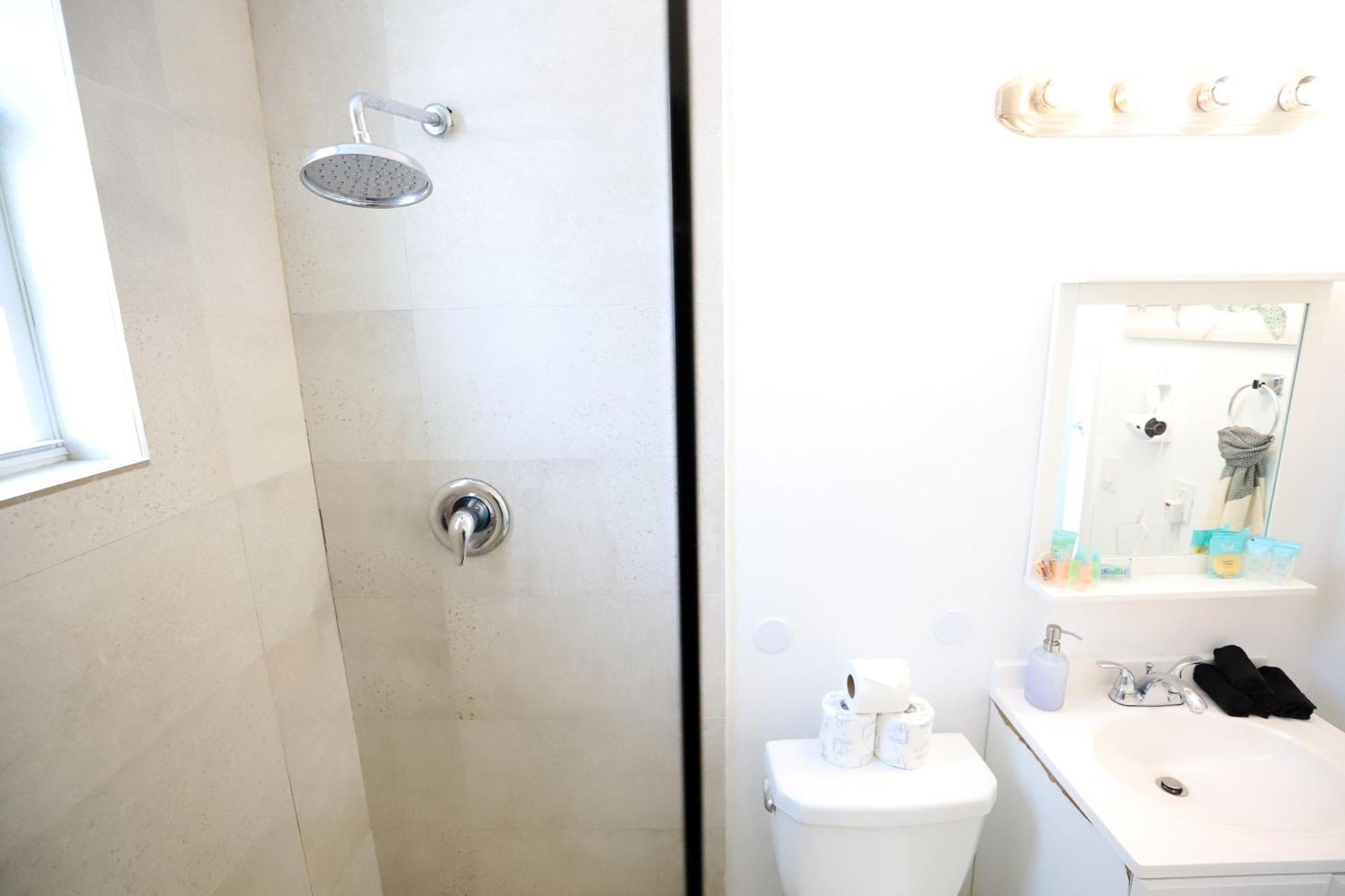 3 Minute Walk To 2 Bedroom Family Friendly With No Pet Fee * Miami Beach