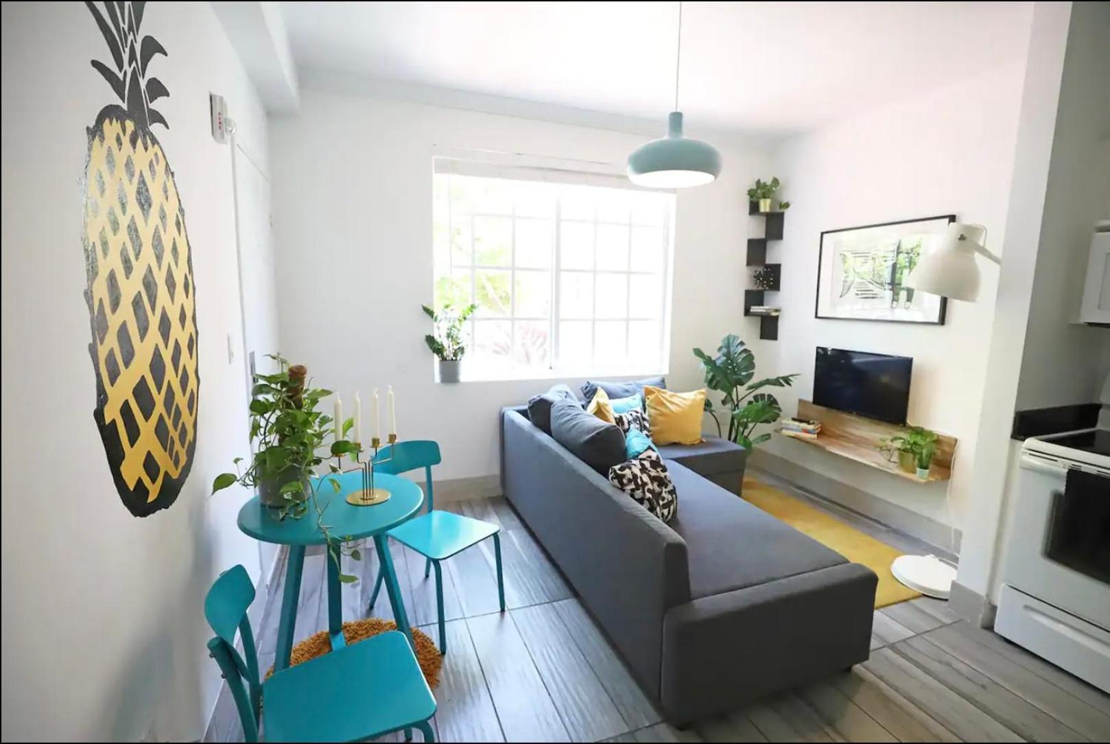 Apartment South Steps To Ocean Drive Free Parking & Pet Friendly *