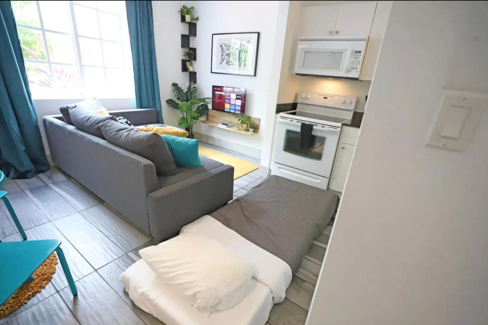 Apartment South Steps To Ocean Drive Free Parking & Pet Friendly Miami Beach
