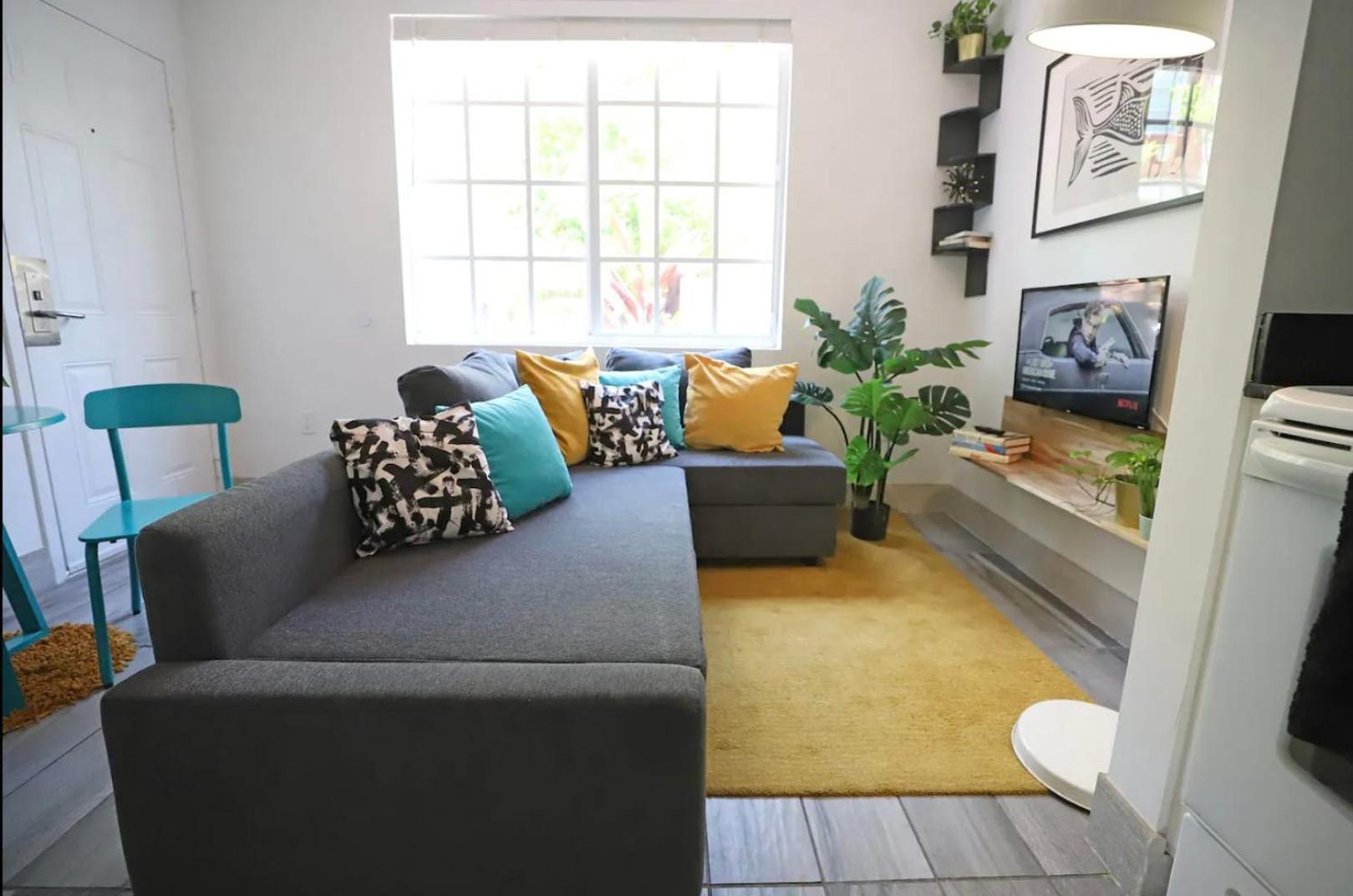 Apartment South Steps To Ocean Drive Free Parking & Pet Friendly *