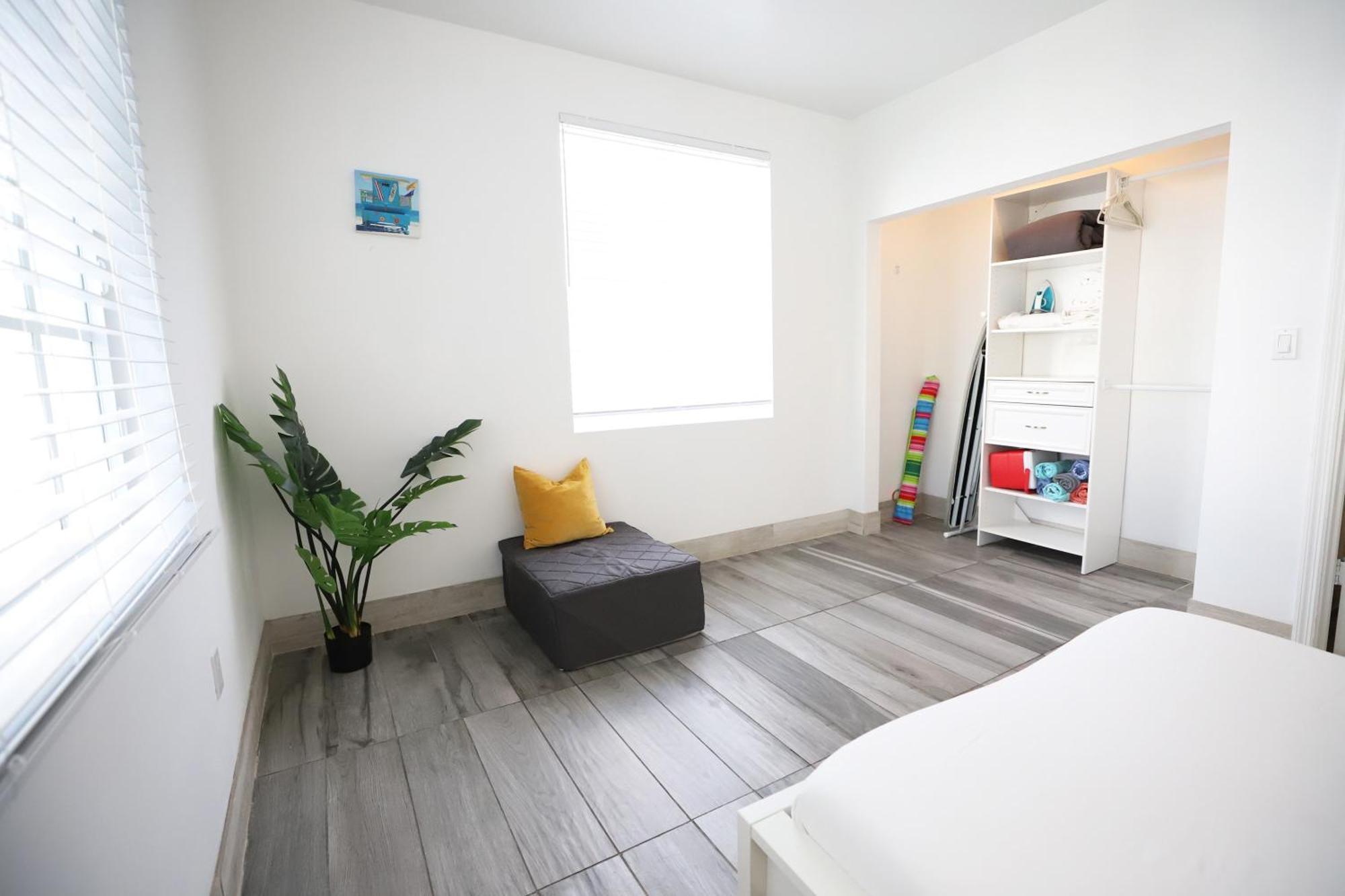 Apartment South Steps To Ocean Drive Free Parking & Pet Friendly *