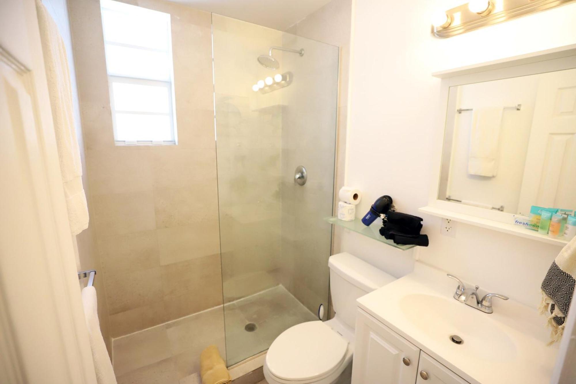 South Steps To Ocean Drive Free Parking & Pet Friendly Apartment Miami Beach
