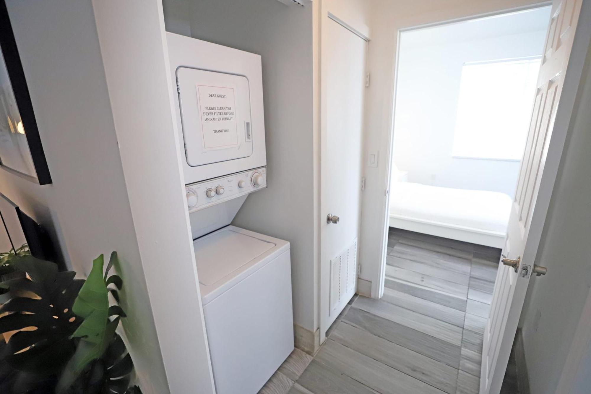 Apartment South Steps To Ocean Drive Free Parking & Pet Friendly *