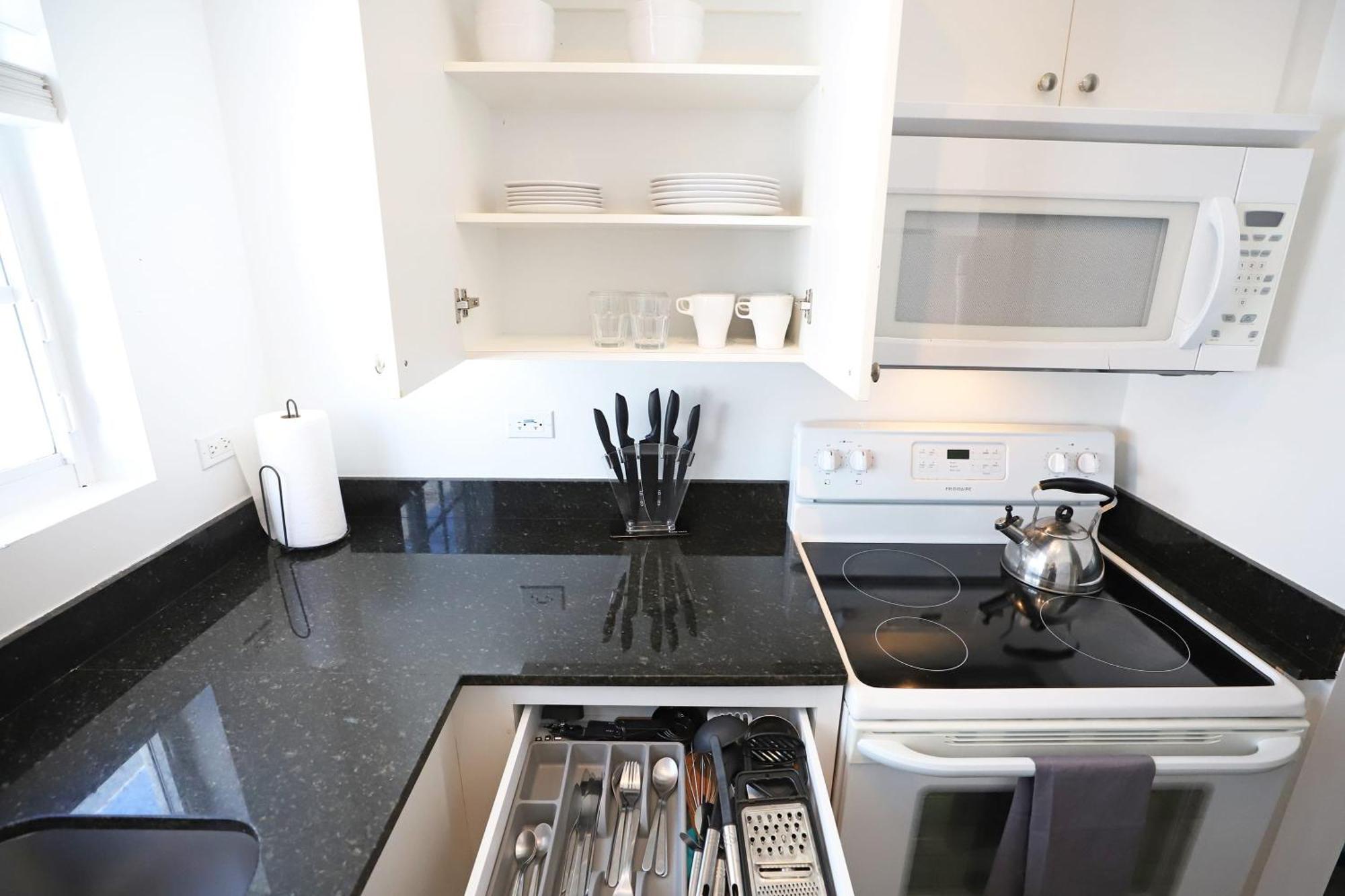 South Steps To Ocean Drive Free Parking & Pet Friendly Apartment Miami Beach