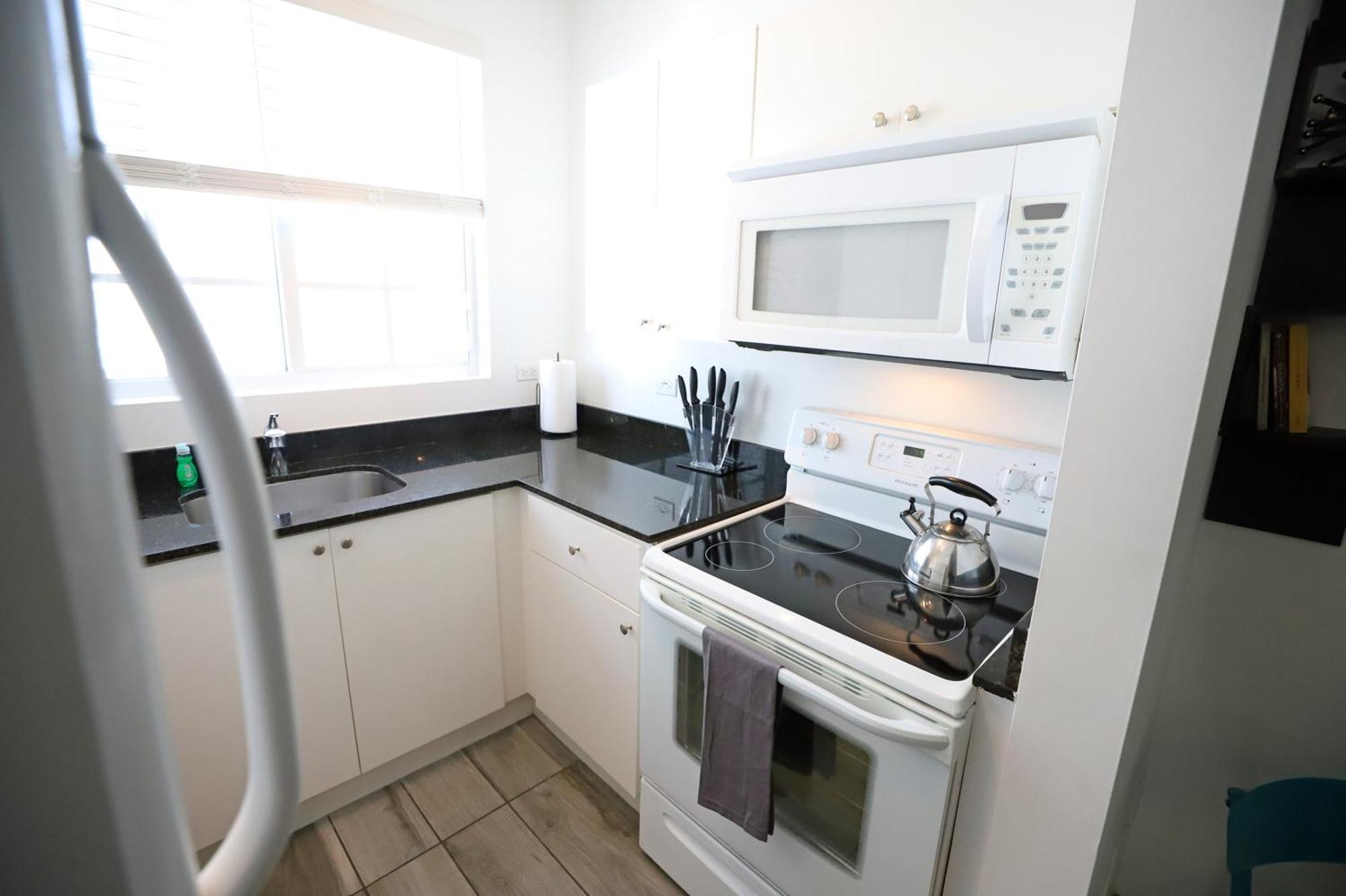 South Steps To Ocean Drive Free Parking & Pet Friendly Apartment