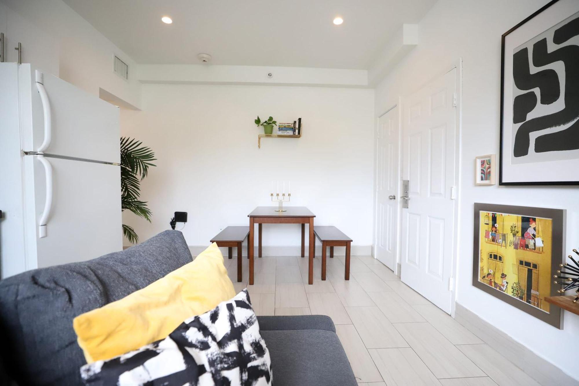 2 Bedroom 3 Minute Walk To South & Ocean Drive Apartment *
