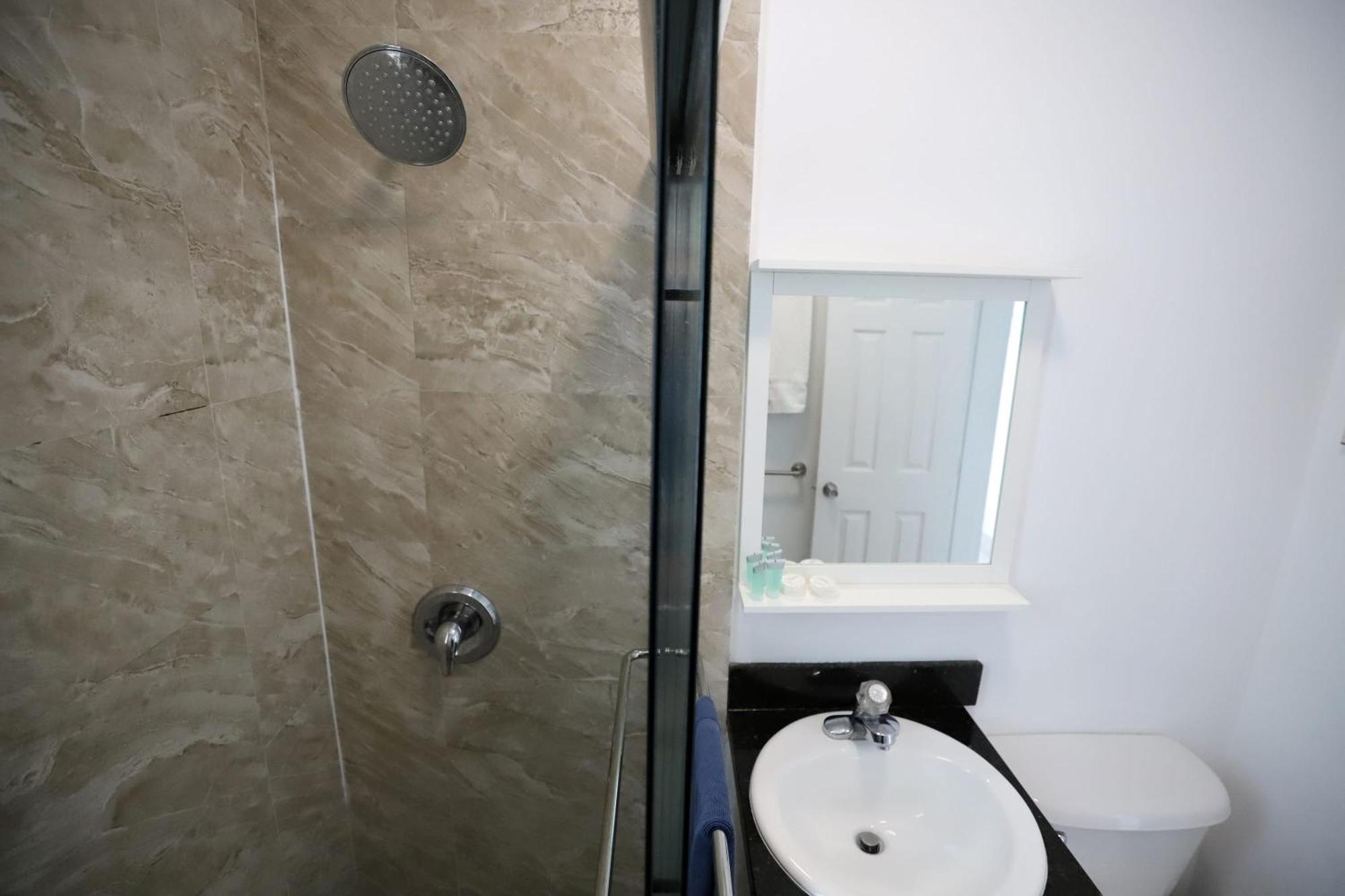 2 Bedroom 3 Minute Walk To South & Ocean Drive Apartment *