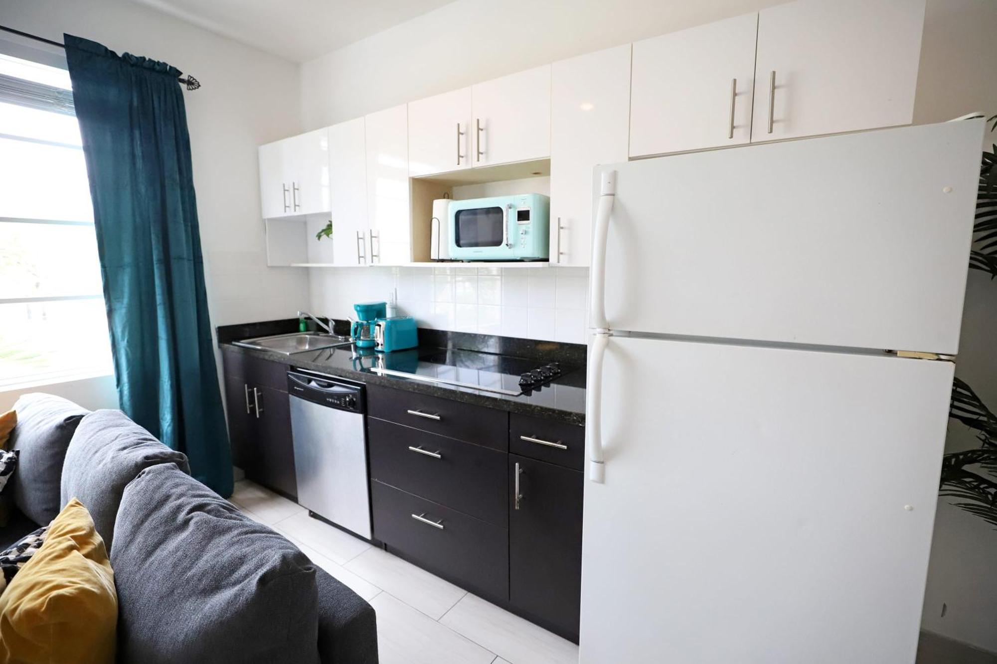2 Bedroom 3 Minute Walk To South & Ocean Drive Apartment *