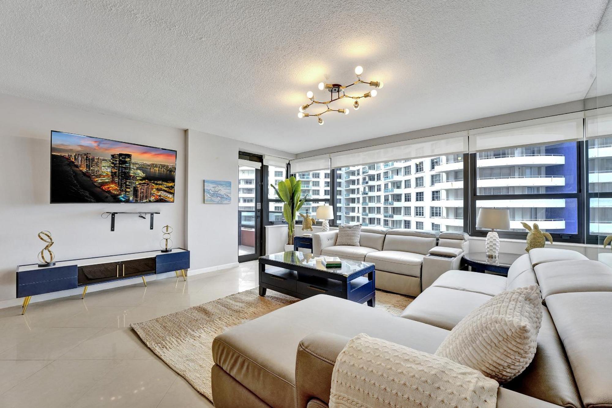 Breathtaking 2 Bedroom W Service 919 *