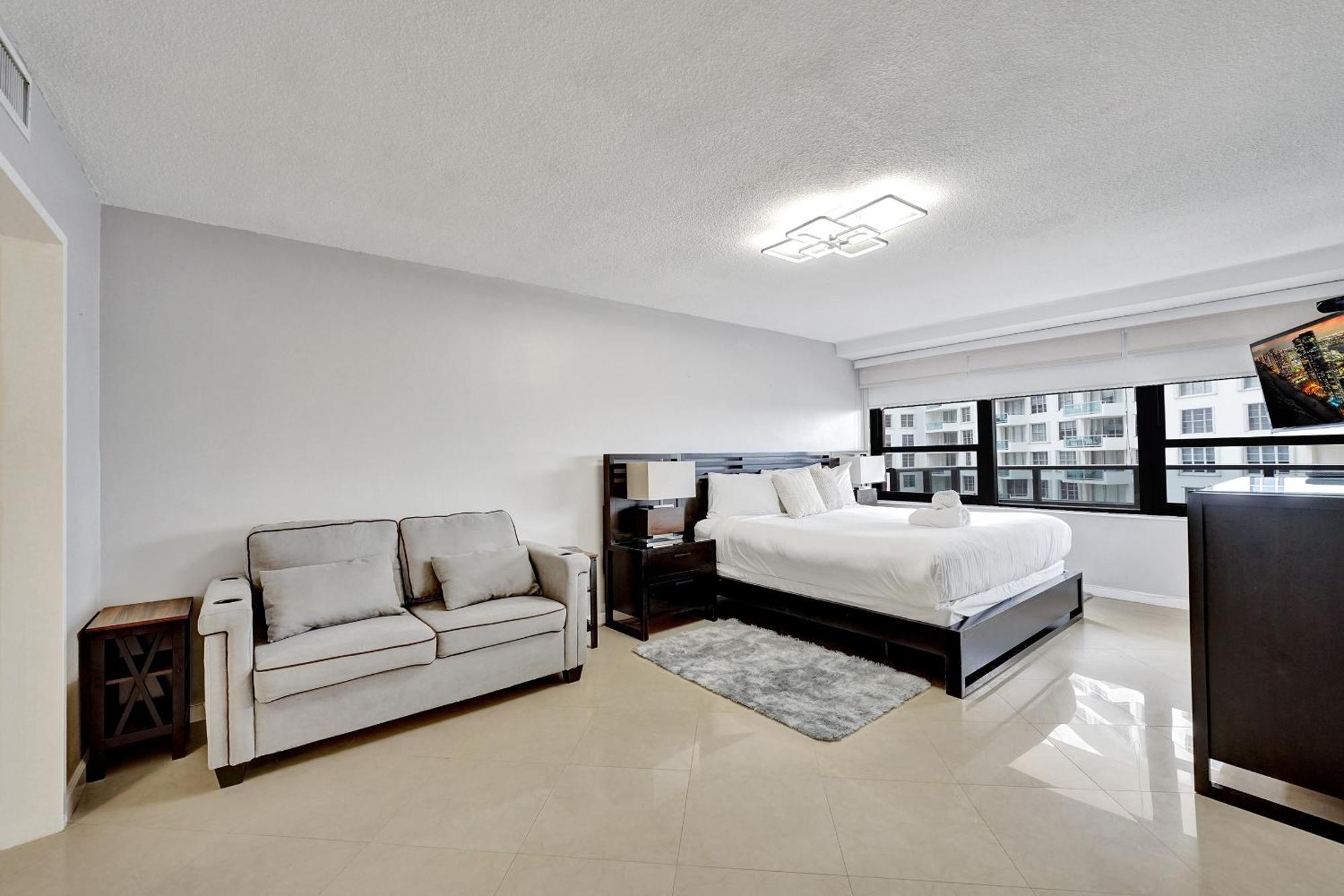 Breathtaking 2 Bedroom W Service 919 * Miami Beach