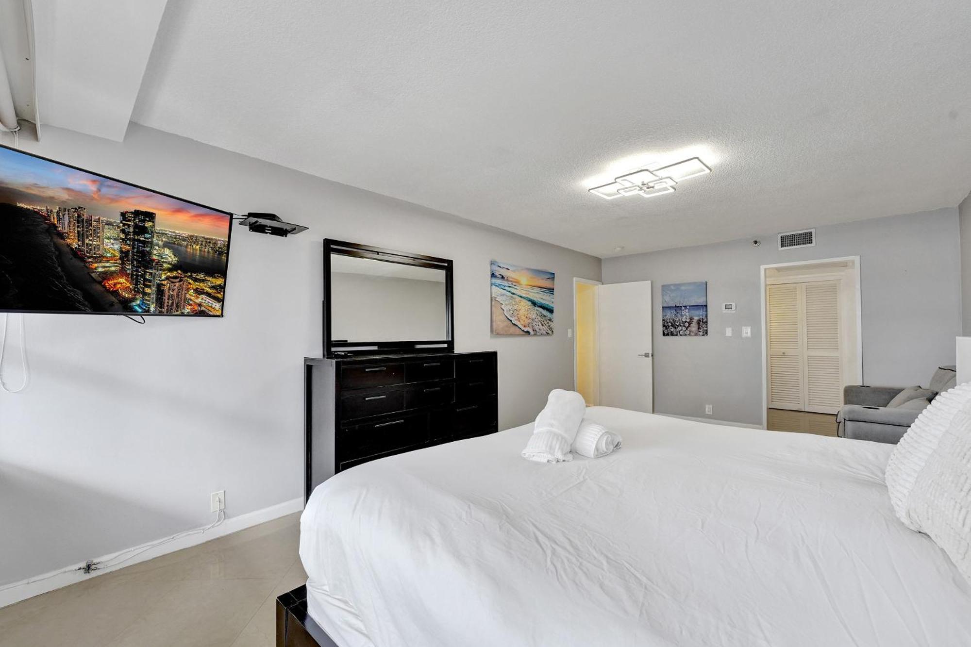 Breathtaking 2 Bedroom W Service 919 Apartment *