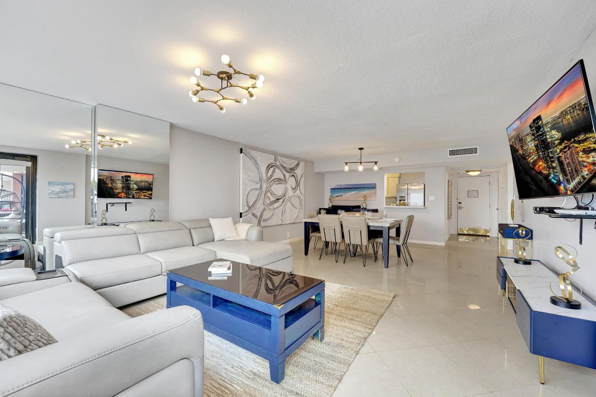 Breathtaking 2 Bedroom W Service 919 * Miami Beach