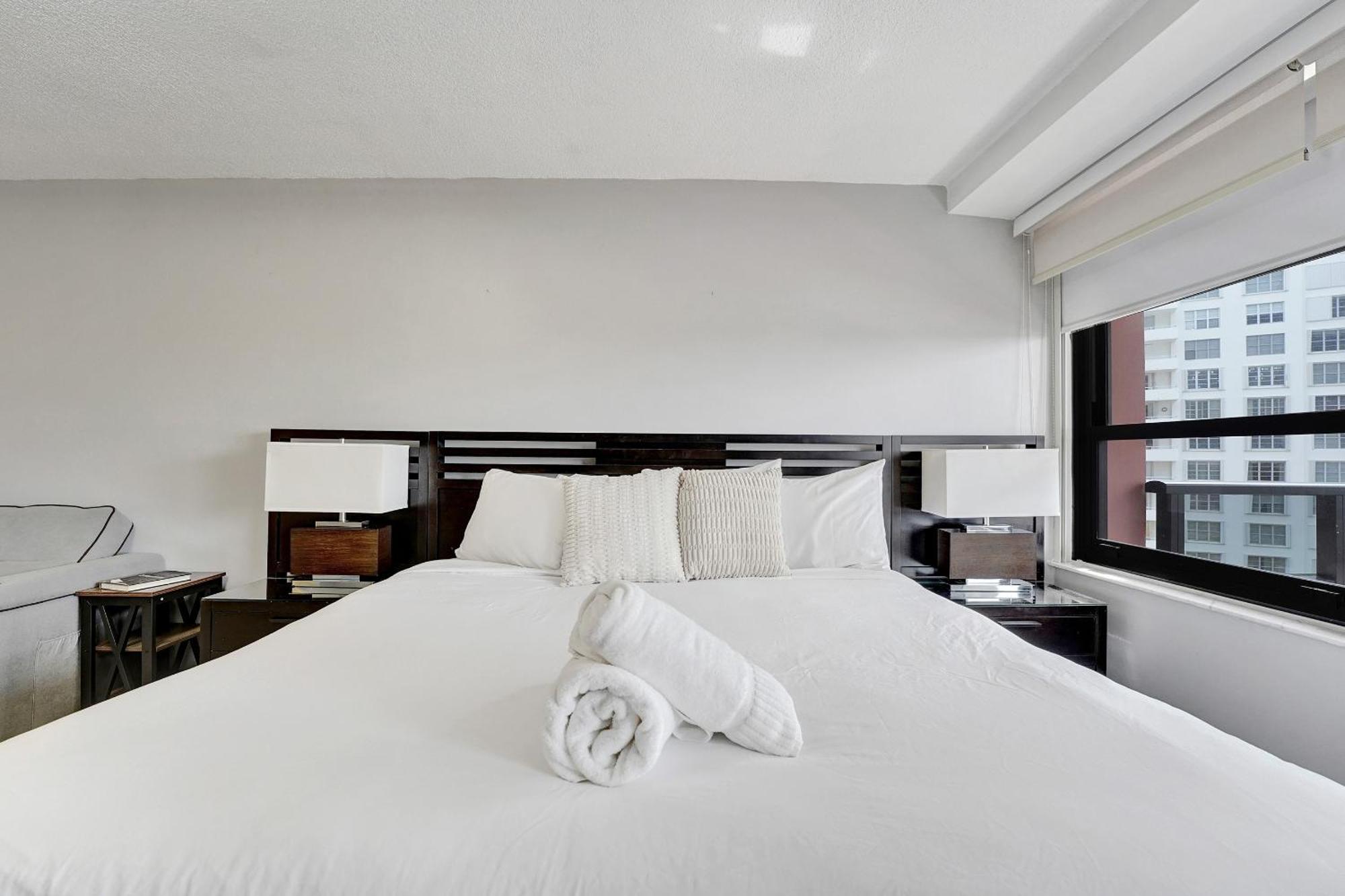 Apartment Breathtaking 2 Bedroom W Service 919 Miami Beach
