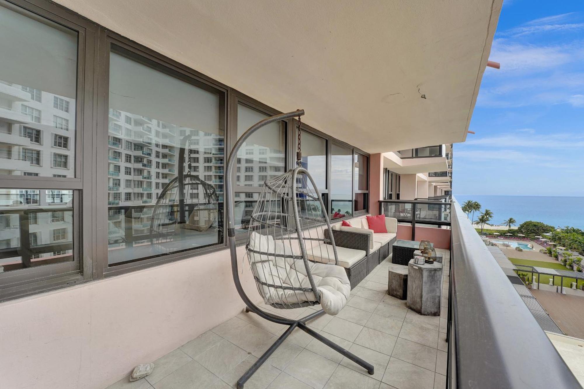 Breathtaking 2 Bedroom W Service 919 * Miami Beach