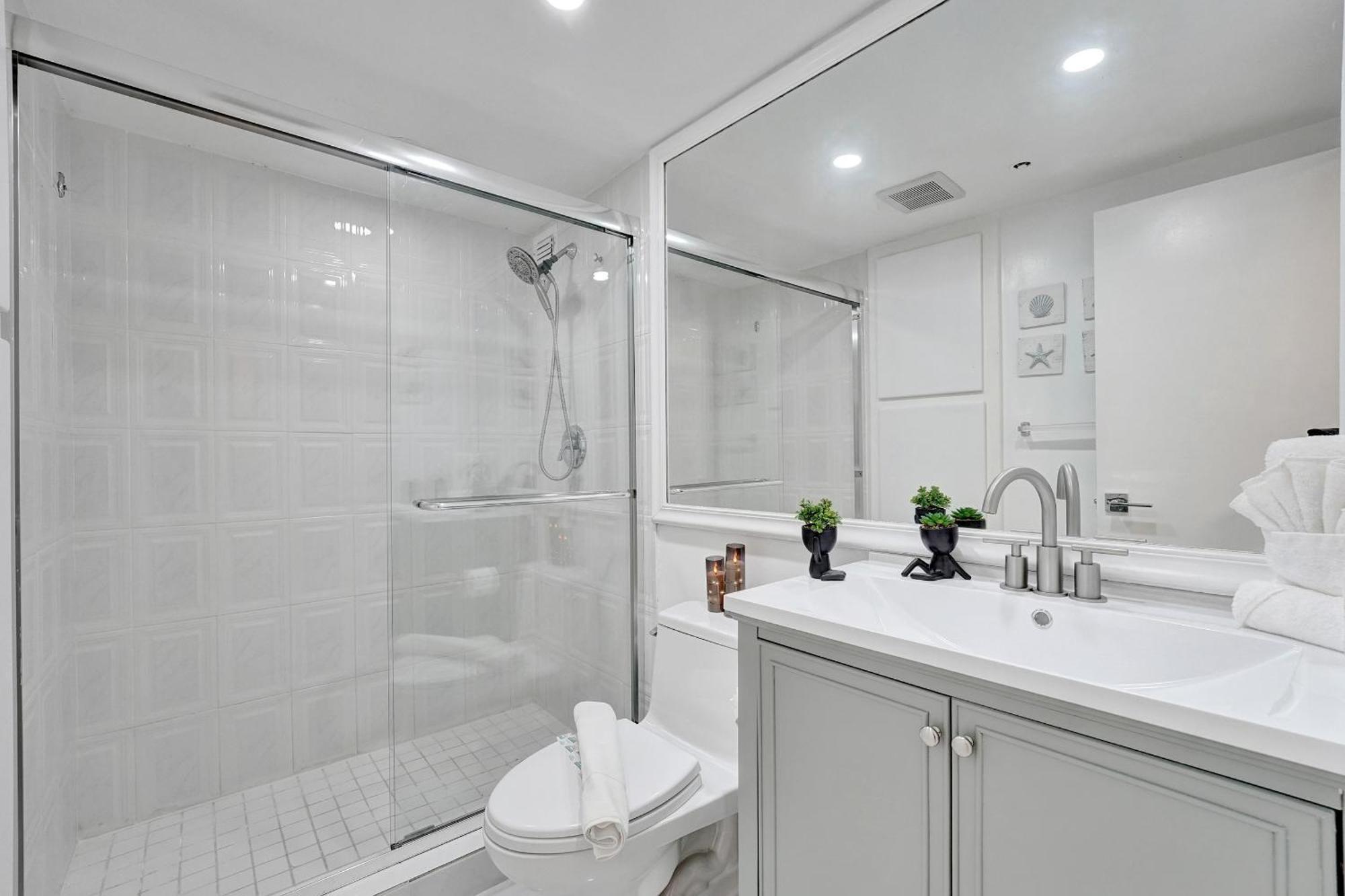 Breathtaking 2 Bedroom W Service 919 *