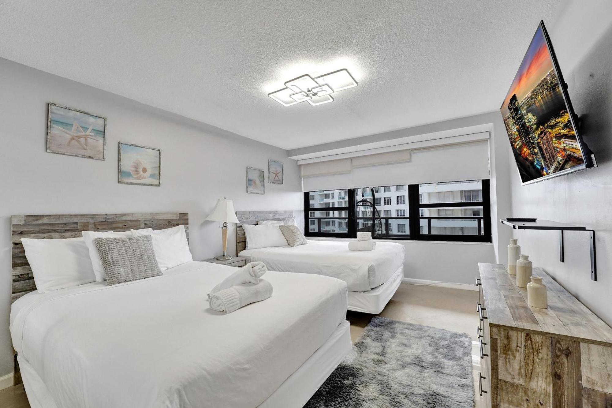Breathtaking 2 Bedroom W Service 919 * Miami Beach