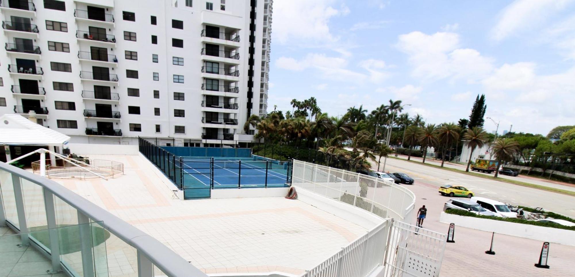Castle 1221 Large With Free Parking, Pool, Tennis, Access, Tiki Bar... Holiday home *