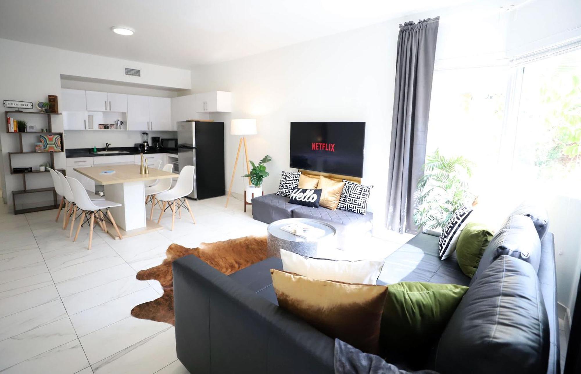 3 Bedroom 3 Bathroom Miami With Free Parking Apartment *