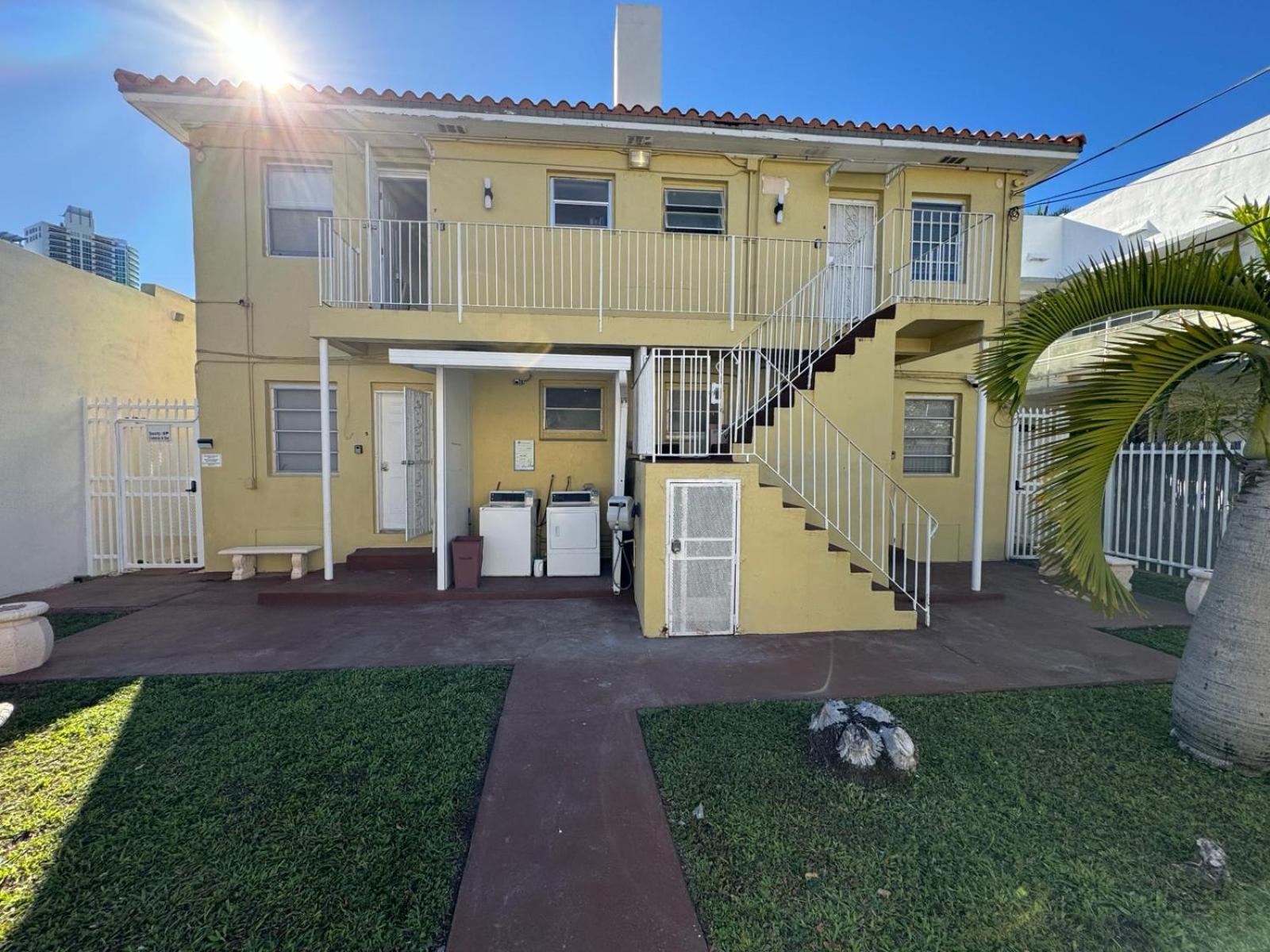 Bellamor Apts At 5th St Shopping Mall *