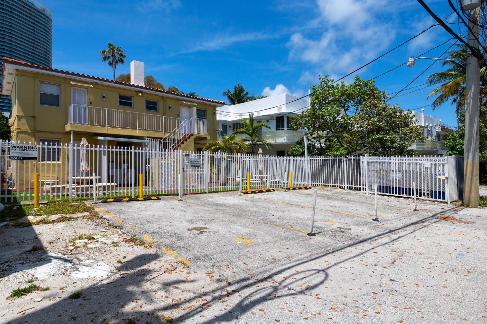 Bellamor Apts At 5th St Shopping Mall Aparthotel Miami Beach