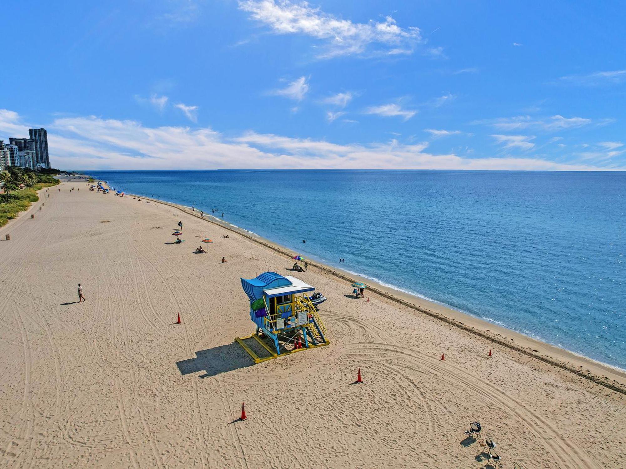Cozy Beachfront W Service 1410 Miami Beach