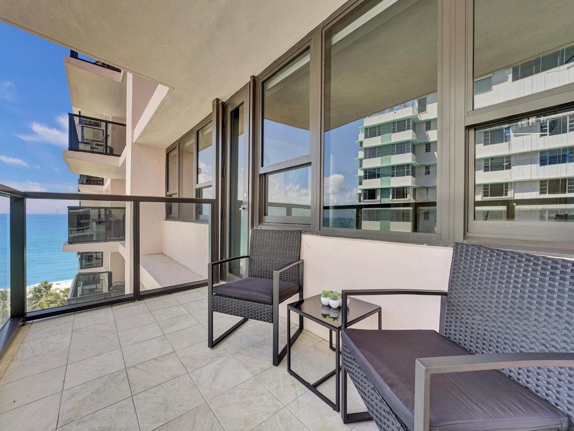 Cozy Beachfront W Service 1410 * Miami Beach