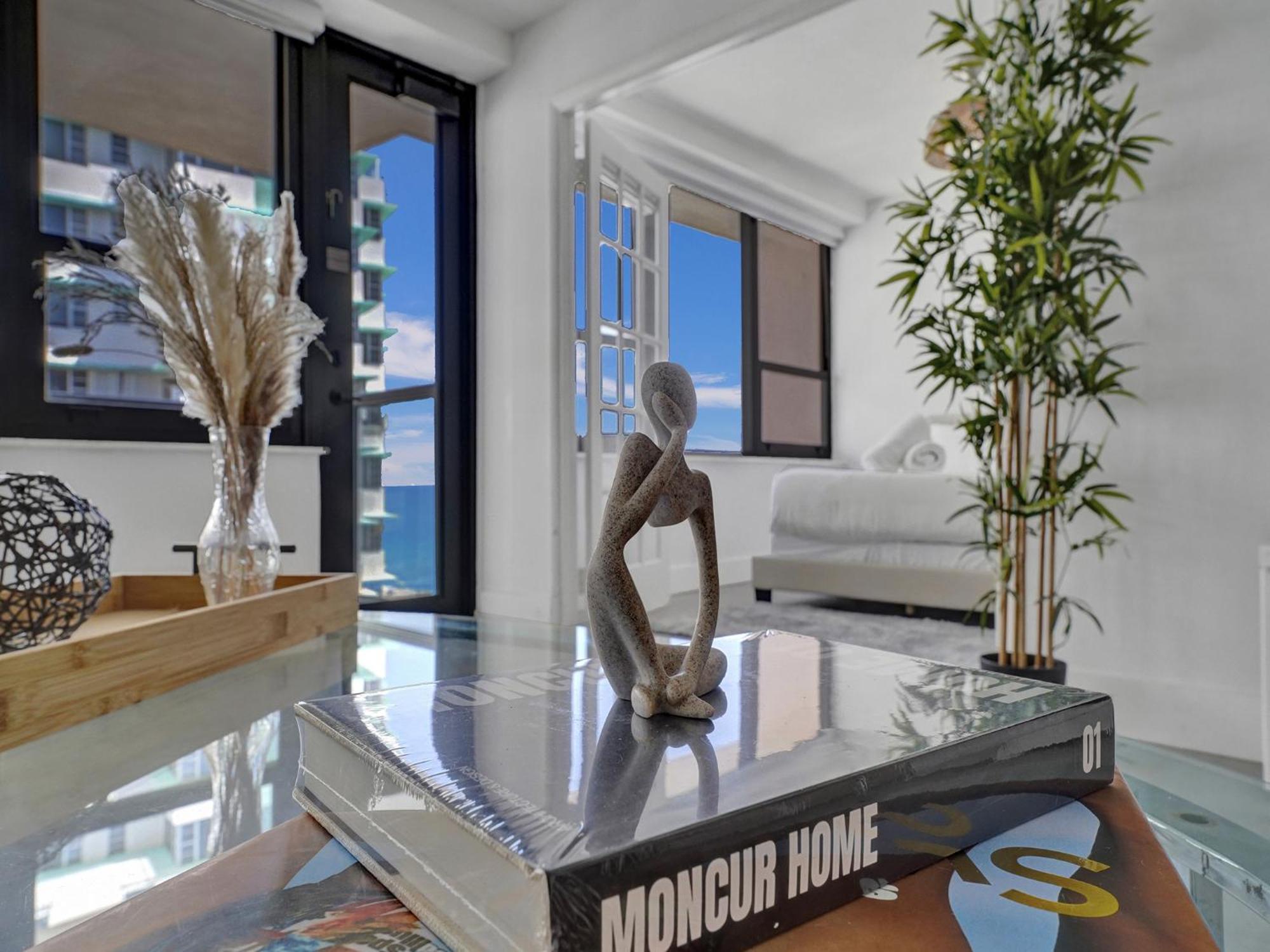 Cozy Beachfront W Service 1410 Apartment Miami Beach