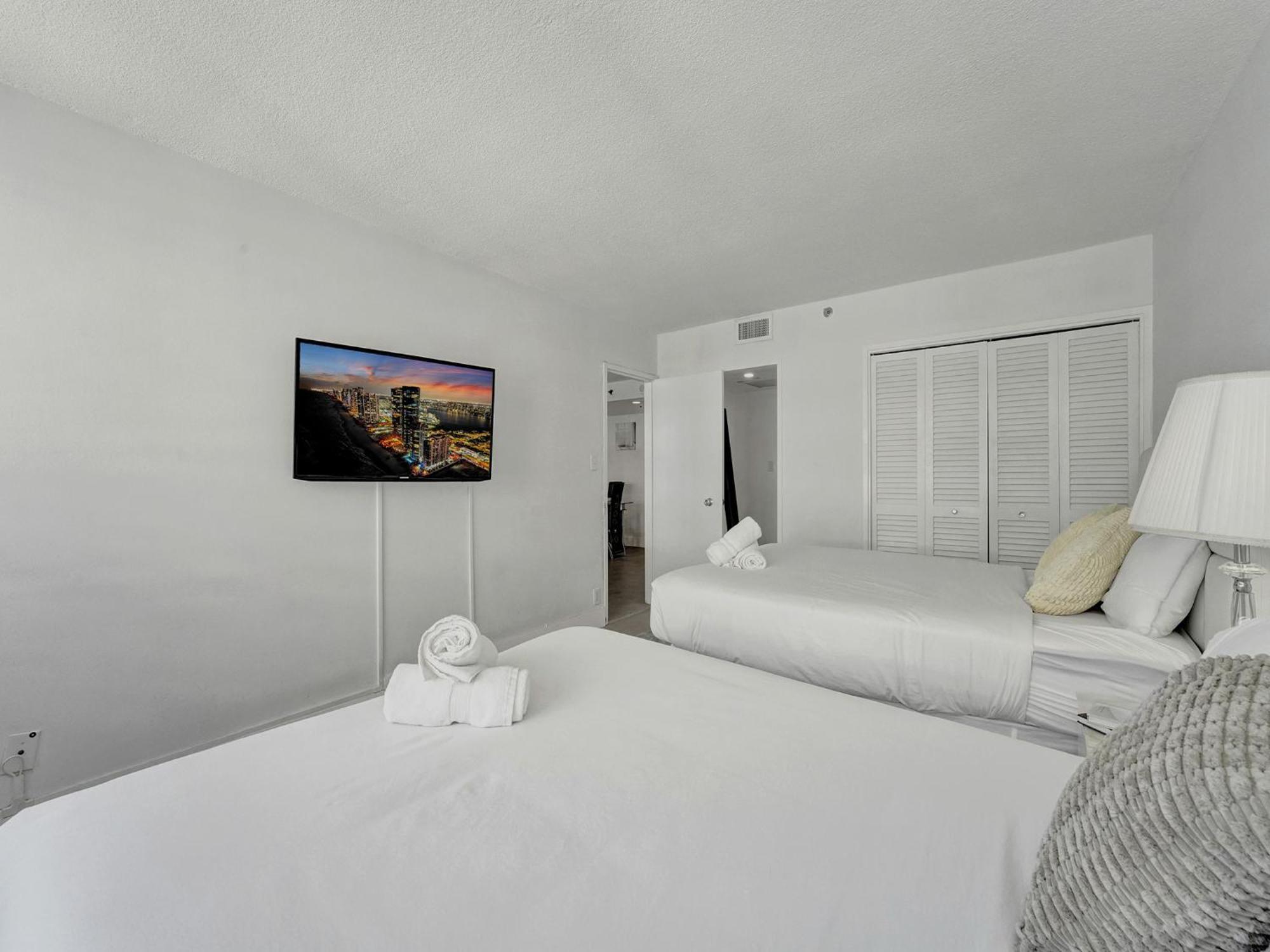 Cozy Beachfront W Service 1410 Miami Beach