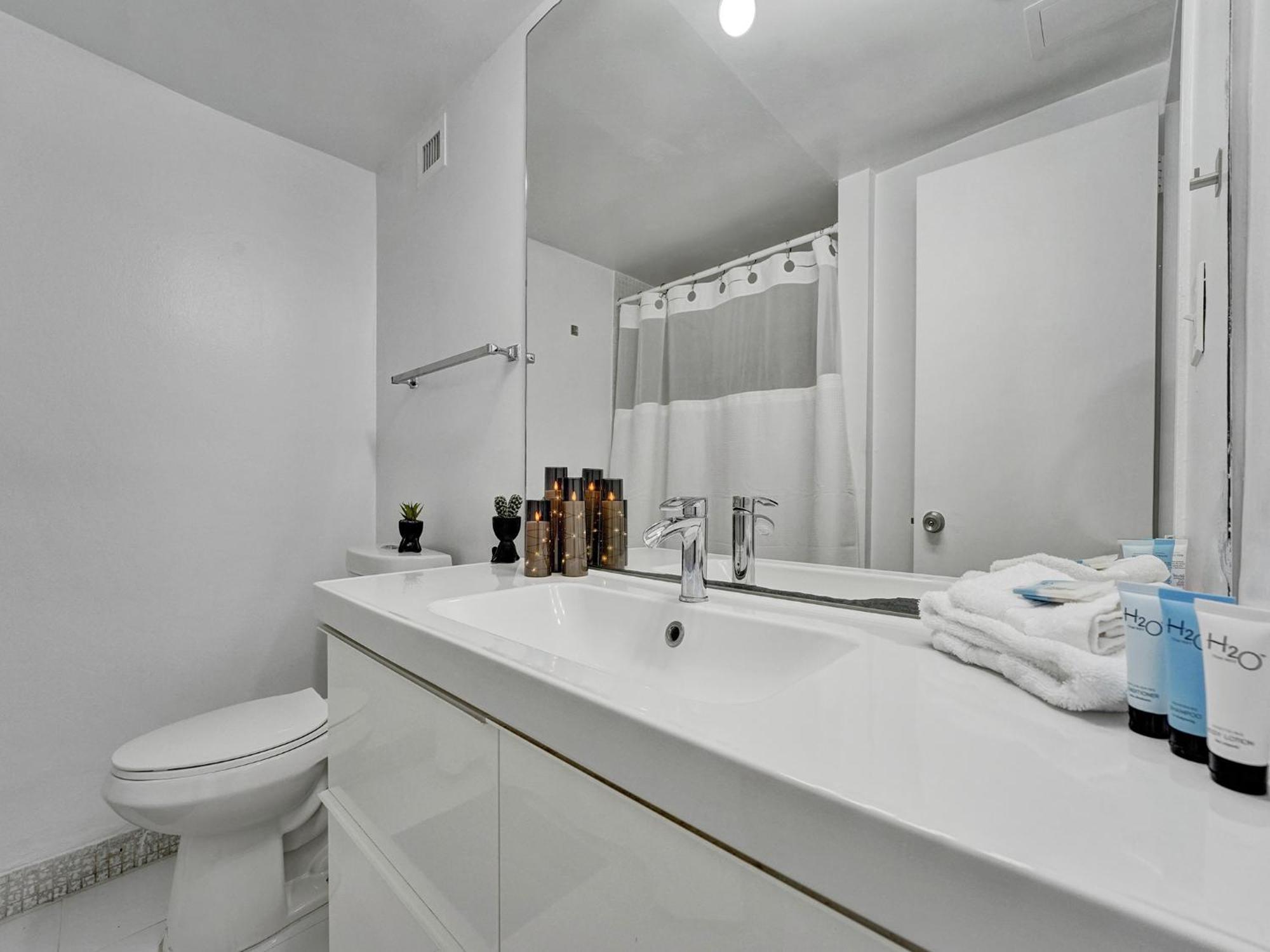 Cozy Beachfront W Service 1410 * Miami Beach