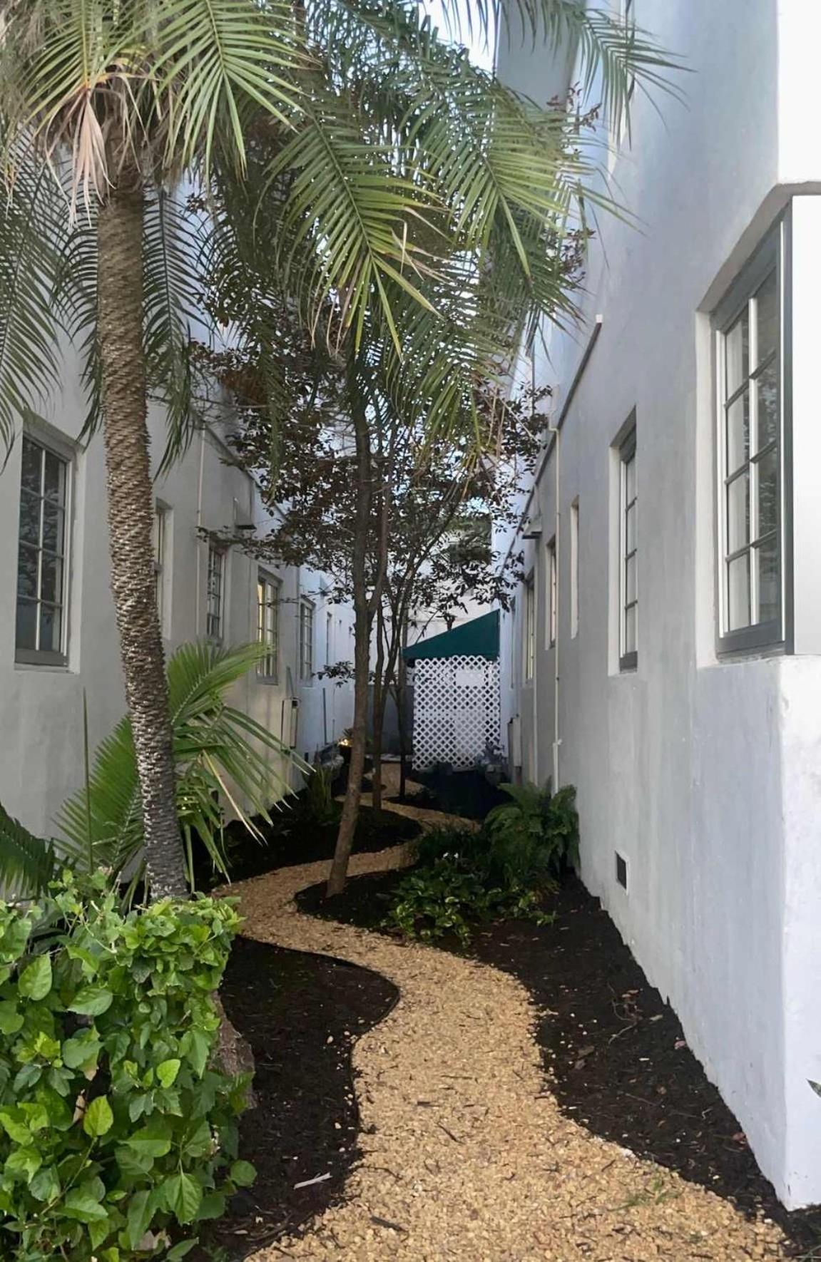 South 2 Bedroom Family & Pet Friendly With Balcony & Free Parking Apartment *