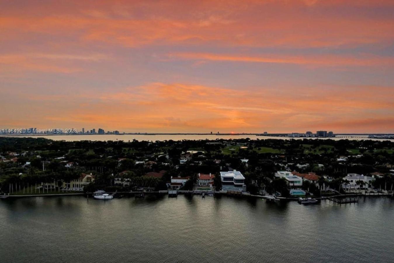 Exquisite 3b Penthouse W Huge Overlooking Terrace * Miami Beach